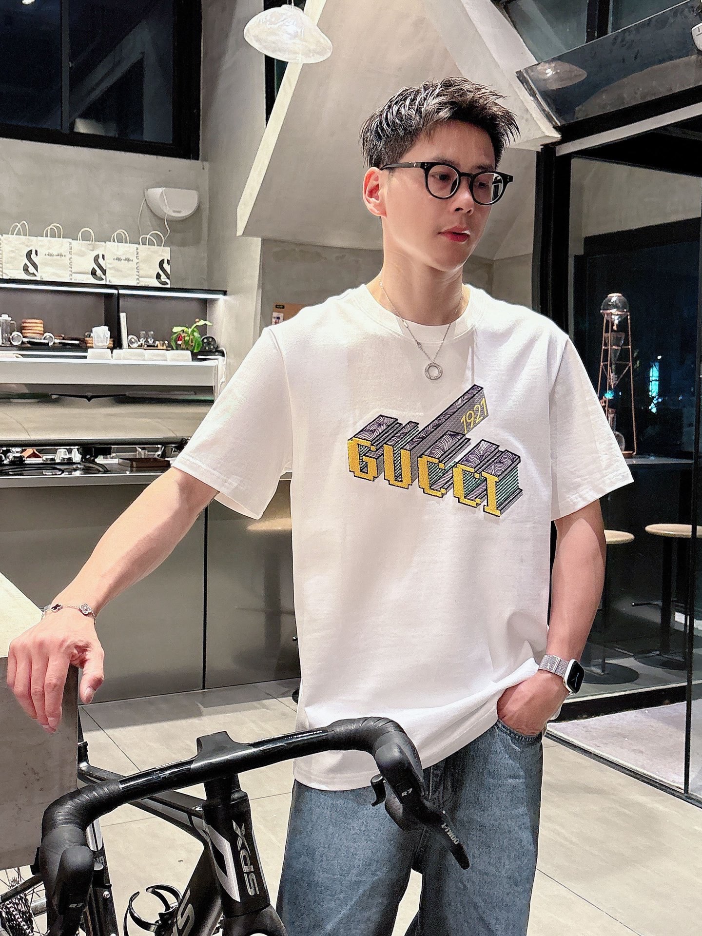 NO:481318,GUCCI 2025 Spring and Summer New Men and Women's Same Short-sleeved T-shirt!  Customized exclusive pure cotton fabric, customized original craft threads, and chest heavy-work letter logo craft design!  Simple and generous, calm and versatile, extremely high-end, perfectly integrated with fashion and style, a top fashionable style that perfectly suits the outside wear!  The overall feeling is natural!  The ultimate classic versatile short-sleeved T-shirt is designed with the latest three-dimensional letter logo pattern elements!  The ultimate perfection of heavy industry!  Fans who pursue high quality are please buy them by themselves, and all fans who know the goods are invited to appreciate this model together!  !  S-3XL 'Please report height and weight by ordering' Color black white, gucci, T-shirt, tees, t-shirt, alexander wang19860909GUCCI 2025春夏新款男女同款短袖T恤！定制专属纯棉面料,定制原版工艺螺纹,胸前重工字母logo工艺设计！简约大方,从容百搭,档次极高,完美融入时尚还有风情感一款完美符合外穿的顶尖时髦气质款！整体给人浑然天成的感觉！极致经典的百搭型短袖T恤,采用最新的立体字母logo图案元素设计！极致的重工极致的完美！追求高品质的粉丝们请自行抢购,诚邀所有识货的粉丝一同鉴赏此款！！ 码数S-3XL《下单请报身高体重》 颜色黑色 白色,,gucci,T-shirt,tees，t-shirt,alexander wang,Men's clothing