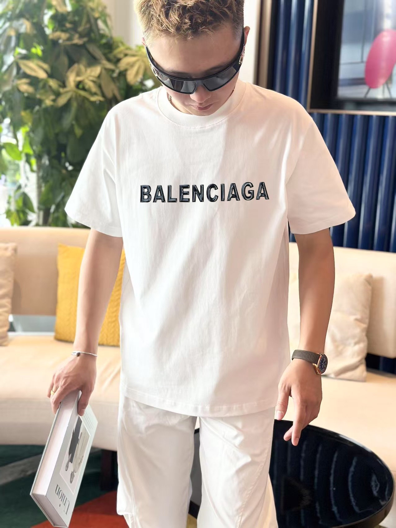 NO:481120,Balenciaga 2025 spring and summer new short-sleeved T-shirt for men and women!  Customized exclusive pure cotton fabric, customized original craft threads, and chest heavy-work letter logo craft design!  Simple and generous, calm and versatile, extremely high-end, perfectly integrated with fashion and style, a top fashionable style that perfectly suits the outside wear!  The overall feeling is natural!  The ultimate classic versatile short-sleeved T-shirt is designed with the latest three-dimensional letter logo pattern elements!  The ultimate perfection of heavy industry!  Fans who pursue high quality are please buy them by themselves, and all fans who know the goods are invited to appreciate this model together!  !  S-3XL 'Please report height and weight by ordering' Color black white, balenciaga, T-shirt,tees, t-shirt,alexander wang19860909巴黎世家 2025春夏新款男女同款短袖T恤！定制专属纯棉面料,定制原版工艺螺纹,胸前重工字母logo工艺设计！简约大方,从容百搭,档次极高,完美融入时尚还有风情感一款完美符合外穿的顶尖时髦气质款！整体给人浑然天成的感觉！极致经典的百搭型短袖T恤,采用最新的立体字母logo图案元素设计！极致的重工极致的完美！追求高品质的粉丝们请自行抢购,诚邀所有识货的粉丝一同鉴赏此款！！ 码数S-3XL《下单请报身高体重》 颜色黑色 白色,,balenciaga,T-shirt,tees，t-shirt,alexander wang,Men's clothing