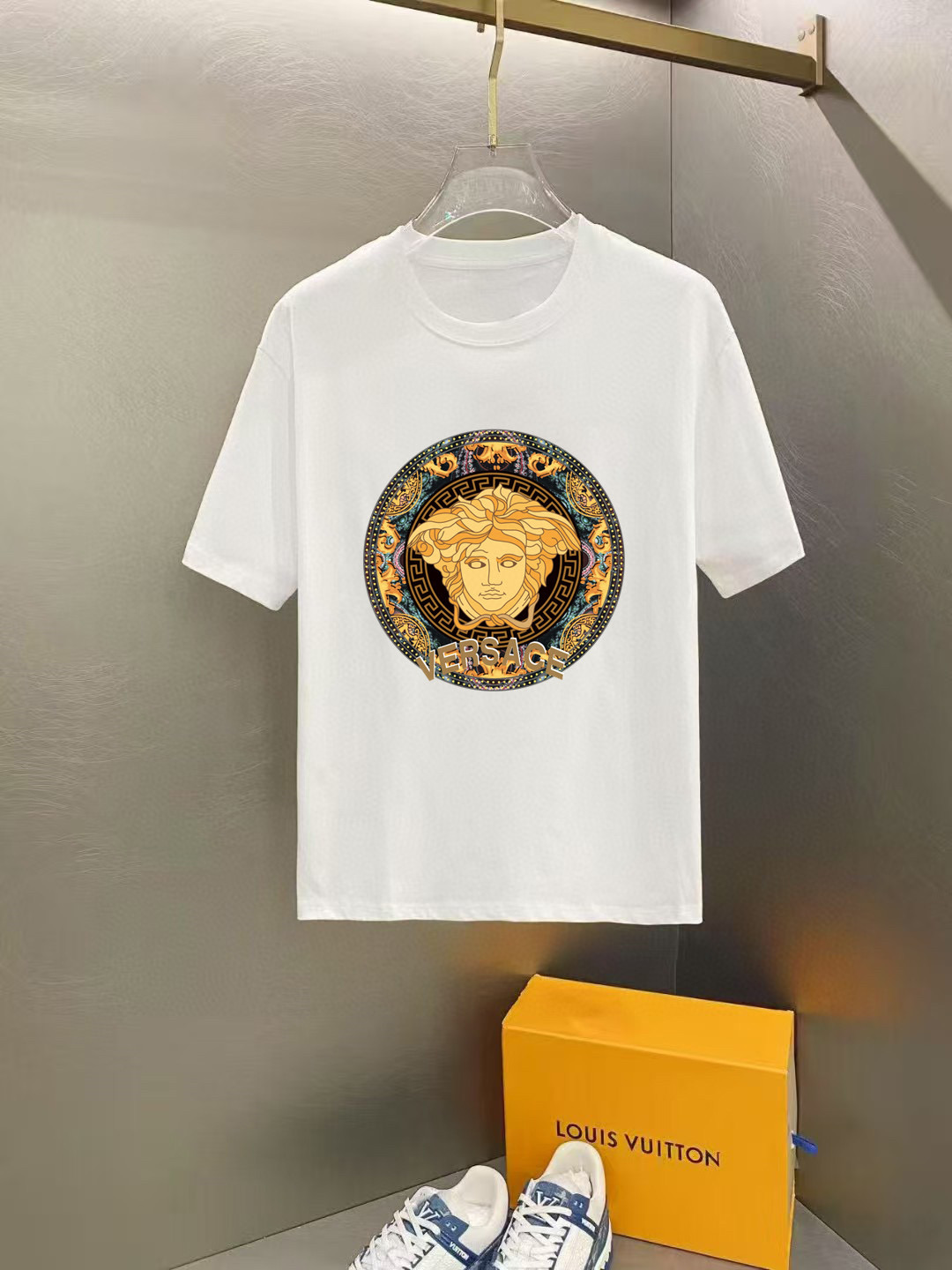 NO:475042,Versace's new spring and summer series 2025 products, men's round neck short-sleeved luxury brand letter LOGO logo marked with loose fittings, and you can experience the youthfulness and fashion sense brought by this design!  The overall style is fashionable and trendy, using top European mercerated double-sided fabric, soft, skin-friendly and breathable, and has a very crisp and drape feeling. The upper body is fashionable and fashionable, and it is a must-have item in summer!  Size S-3XL (please report height and weight by placing an order), versace, T-shirt, alexander wang19860909范思哲2025春夏系列新品 男士圆领短袖奢华品牌字母LOGO标识标注宽松版型剪裁,上身就能体会这款设计带来的年轻与时尚感！整体时尚而有潮流,采用顶级欧洲丝光双面面料 柔软亲肤透气 ,又有很好的挺括 垂感 上身时尚潮流色系,夏季必备单品！尺码S-3XL（下单请报身高体重）,,versace,T-shirt,alexander wang,Men's clothing