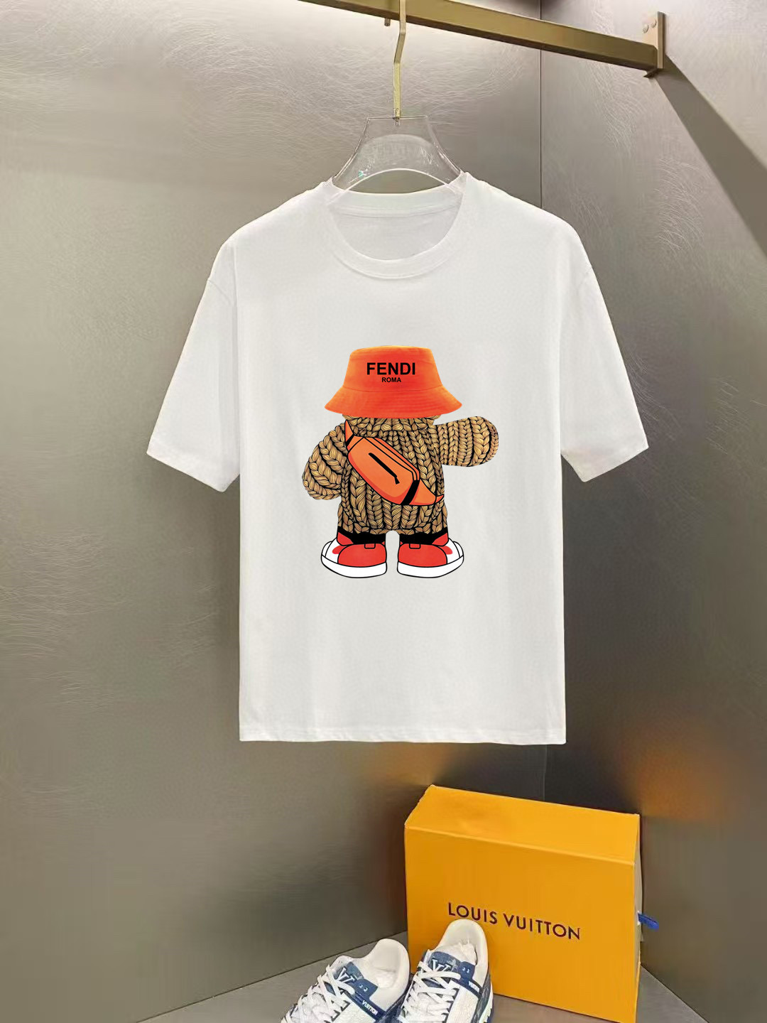 NO:475046,Fendi 2025 Spring and Summer Series New Products Men's Round Neck Short Sleeve Luxury Brand Letters Logo Logo Logo Logo Logo Logo Logo Logo Logo Logo, you can appreciate the youthfulness and fashion sense brought by this design!  The overall style is fashionable and trendy, using top European mercerated double-sided fabric, soft, skin-friendly and breathable, and has a very crisp and drape feeling. The upper body is fashionable and fashionable, and it is a must-have item in summer!  Size S-3XL (please report height and weight by placing an order), fendi, T-shirt, alexander wang19860909芬迪 2025春夏系列新品 男士圆领短袖奢华品牌字母LOGO标识标注宽松版型剪裁,上身就能体会这款设计带来的年轻与时尚感！整体时尚而有潮流,采用顶级欧洲丝光双面面料 柔软亲肤透气 ,又有很好的挺括 垂感 上身时尚潮流色系,夏季必备单品！尺码S-3XL（下单请报身高体重）,,fendi,T-shirt,alexander wang,Men's clothing