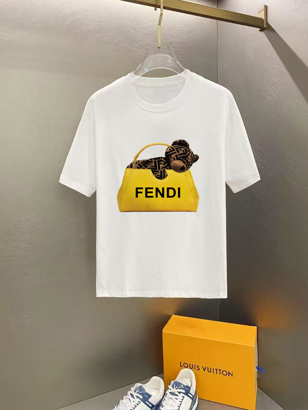 NO:475062,Fendi 2025 Spring and Summer Series New Products Men's Round Neck Short Sleeve Luxury Brand Letters Logo Logo Logo Logo Logo Logo Logo Logo Logo Logo, you can appreciate the youthfulness and fashion sense brought by this design!  The overall style is fashionable and trendy, using top European mercerated double-sided fabric, soft, skin-friendly and breathable, and has a very crisp and drape feeling. The upper body is fashionable and fashionable, and it is a must-have item in summer!  Size S-3XL (please report height and weight by placing an order), fendi, T-shirt, alexander wang19860909芬迪 2025春夏系列新品 男士圆领短袖奢华品牌字母LOGO标识标注宽松版型剪裁,上身就能体会这款设计带来的年轻与时尚感！整体时尚而有潮流,采用顶级欧洲丝光双面面料 柔软亲肤透气 ,又有很好的挺括 垂感 上身时尚潮流色系,夏季必备单品！尺码S-3XL（下单请报身高体重）,,fendi,T-shirt,alexander wang,Men's clothing