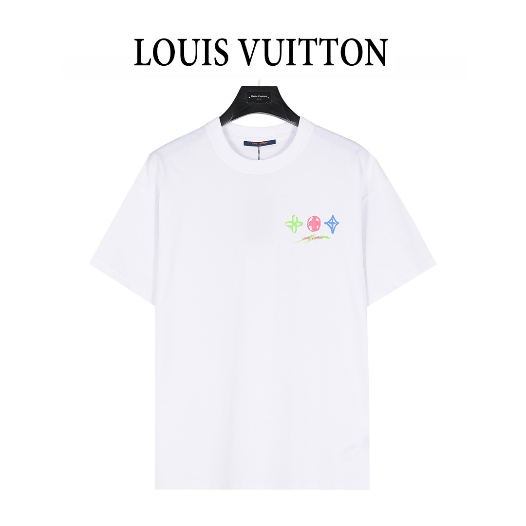 NO:475066,LV 2025 Spring and Summer Series New Products Men's Round Neck Short Sleeve Luxury Brand Letters Logo Logo Logo Logo Logo Logo Logo Logo Logo Logo Logo, you can appreciate the youthfulness and fashion sense brought by this design!  The overall style is fashionable and trendy, using top European mercerated double-sided fabric, soft, skin-friendly and breathable, and has a very crisp and drape feeling. The upper body is fashionable and fashionable, and it is a must-have item in summer!  Size S-3XL (please report height and weight by placing an order), louis vuitton, T-shirt, alexander wang19860909LV 2025春夏系列新品 男士圆领短袖奢华品牌字母LOGO标识标注宽松版型剪裁,上身就能体会这款设计带来的年轻与时尚感！整体时尚而有潮流,采用顶级欧洲丝光双面面料 柔软亲肤透气 ,又有很好的挺括 垂感 上身时尚潮流色系,夏季必备单品！尺码S-3XL（下单请报身高体重）,,louis vuitton,T-shirt,alexander wang,Men's clothing