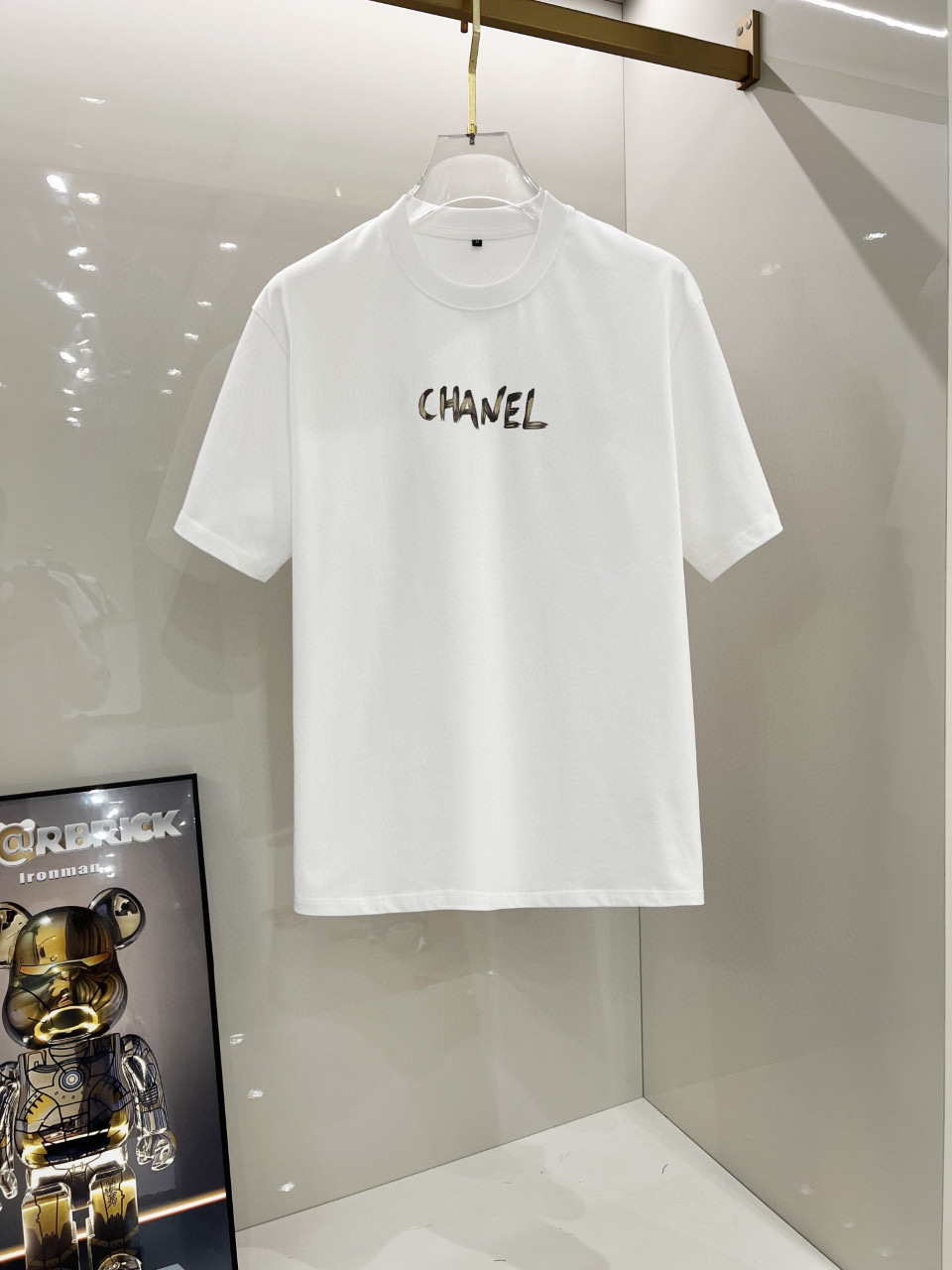 NO:469902,Chanel's new spring and summer series 2025 new products, men's round neck short-sleeved luxury brand letter LOGO logo marked with loose fittings, and you can experience the youthfulness and fashion sense brought by this design!  The overall style is fashionable and trendy, using top European mercerated double-sided fabric, soft, skin-friendly and breathable, and has a very crisp and drape feeling. The upper body is fashionable and fashionable, and it is a must-have item in summer!  Size S-3XL (please report height and weight by placing an order), chanel, T-shirt, alexander wang19860909香奈儿2025春夏系列新品 男士圆领短袖奢华品牌字母LOGO标识标注宽松版型剪裁,上身就能体会这款设计带来的年轻与时尚感！整体时尚而有潮流,采用顶级欧洲丝光双面面料 柔软亲肤透气 ,又有很好的挺括 垂感 上身时尚潮流色系,夏季必备单品！尺码S-3XL（下单请报身高体重）,,chanel,T-shirt,alexander wang,Men's clothing