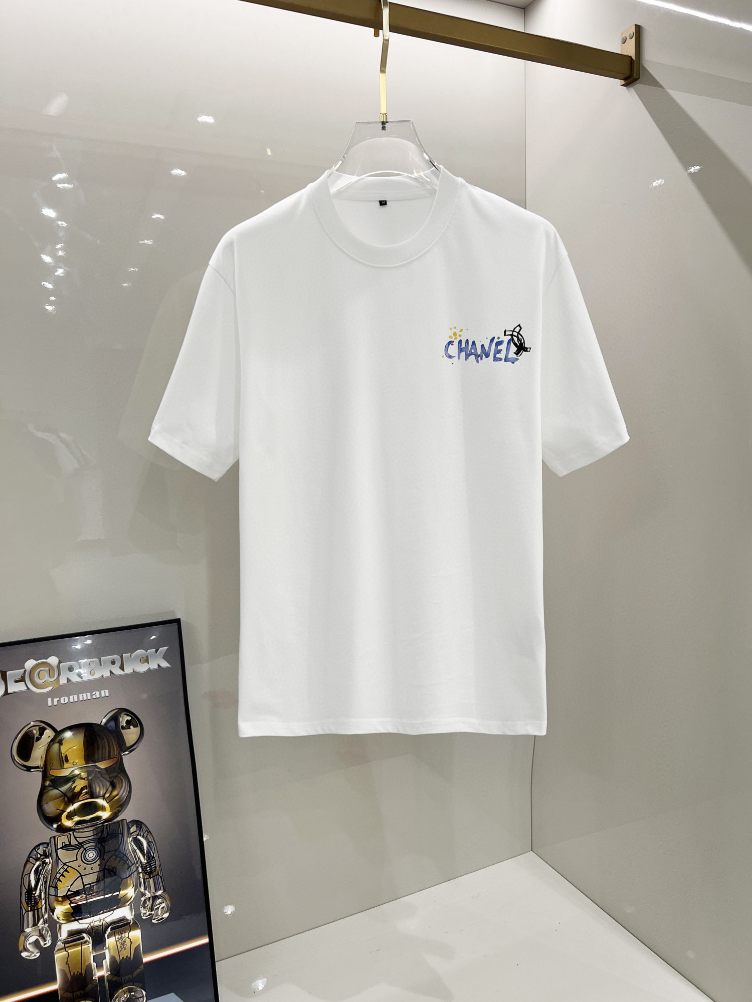 NO:469908,Chanel 2025 Spring and Summer Series New Products Men's Round Neck Short Sleeve Luxury Brand Letters Logo Logo Logo Logo Logo Logo Logo Logo Logo Logo, you can appreciate the youthfulness and fashion sense brought by this design!  The overall style is fashionable and trendy, using top European mercerated double-sided fabric, soft, skin-friendly and breathable, and has a very crisp and drape feeling. The upper body is fashionable and fashionable, and it is a must-have item in summer!  Size S-3XL (please report height and weight by placing an order), chanel, T-shirt, alexander wang19860909香奈儿 2025春夏系列新品 男士圆领短袖奢华品牌字母LOGO标识标注宽松版型剪裁,上身就能体会这款设计带来的年轻与时尚感！整体时尚而有潮流,采用顶级欧洲丝光双面面料 柔软亲肤透气 ,又有很好的挺括 垂感 上身时尚潮流色系,夏季必备单品！尺码S-3XL（下单请报身高体重）,,chanel,T-shirt,alexander wang,Men's clothing