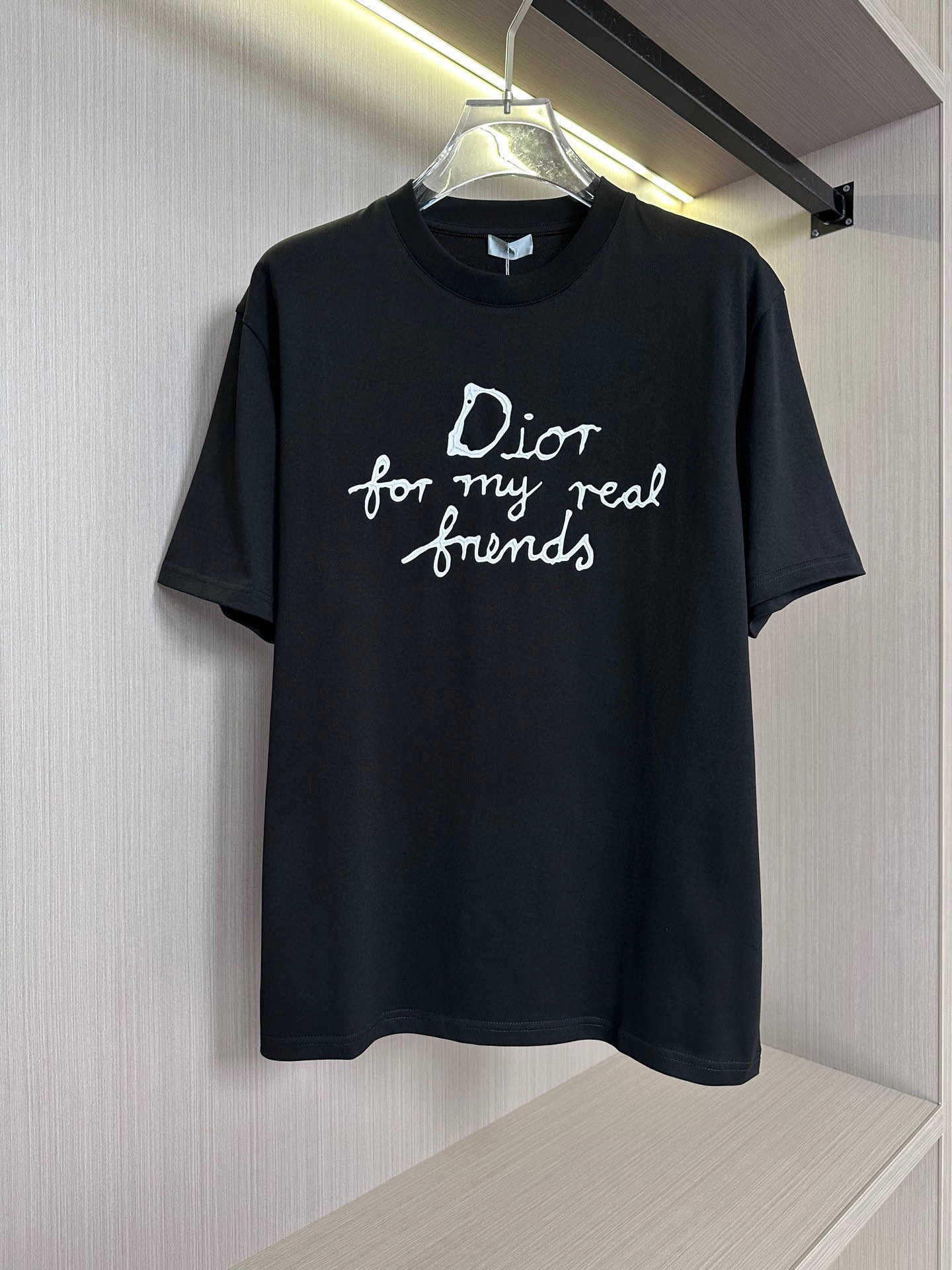 NO:469922,Dior 2025 Spring and Summer Series New Products Men's Round Neck Short Sleeve Luxury Brand Letters Logo Logo Logo Logo Logo Logo Logo Logo Logo, you can appreciate the youthfulness and fashion sense brought by this design!  The overall style is fashionable and trendy, using top European mercerated double-sided fabric, soft, skin-friendly and breathable, and has a very crisp and drape feeling. The upper body is fashionable and fashionable, and it is a must-have item in summer!  Size S-3XL (please report height and weight by placing an order), dior, T-shirt, alexander wang19860909Dior 2025春夏系列新品 男士圆领短袖奢华品牌字母LOGO标识标注宽松版型剪裁,上身就能体会这款设计带来的年轻与时尚感！整体时尚而有潮流,采用顶级欧洲丝光双面面料 柔软亲肤透气 ,又有很好的挺括 垂感 上身时尚潮流色系,夏季必备单品！尺码S-3XL（下单请报身高体重）,,dior,T-shirt,alexander wang,Men's clothing