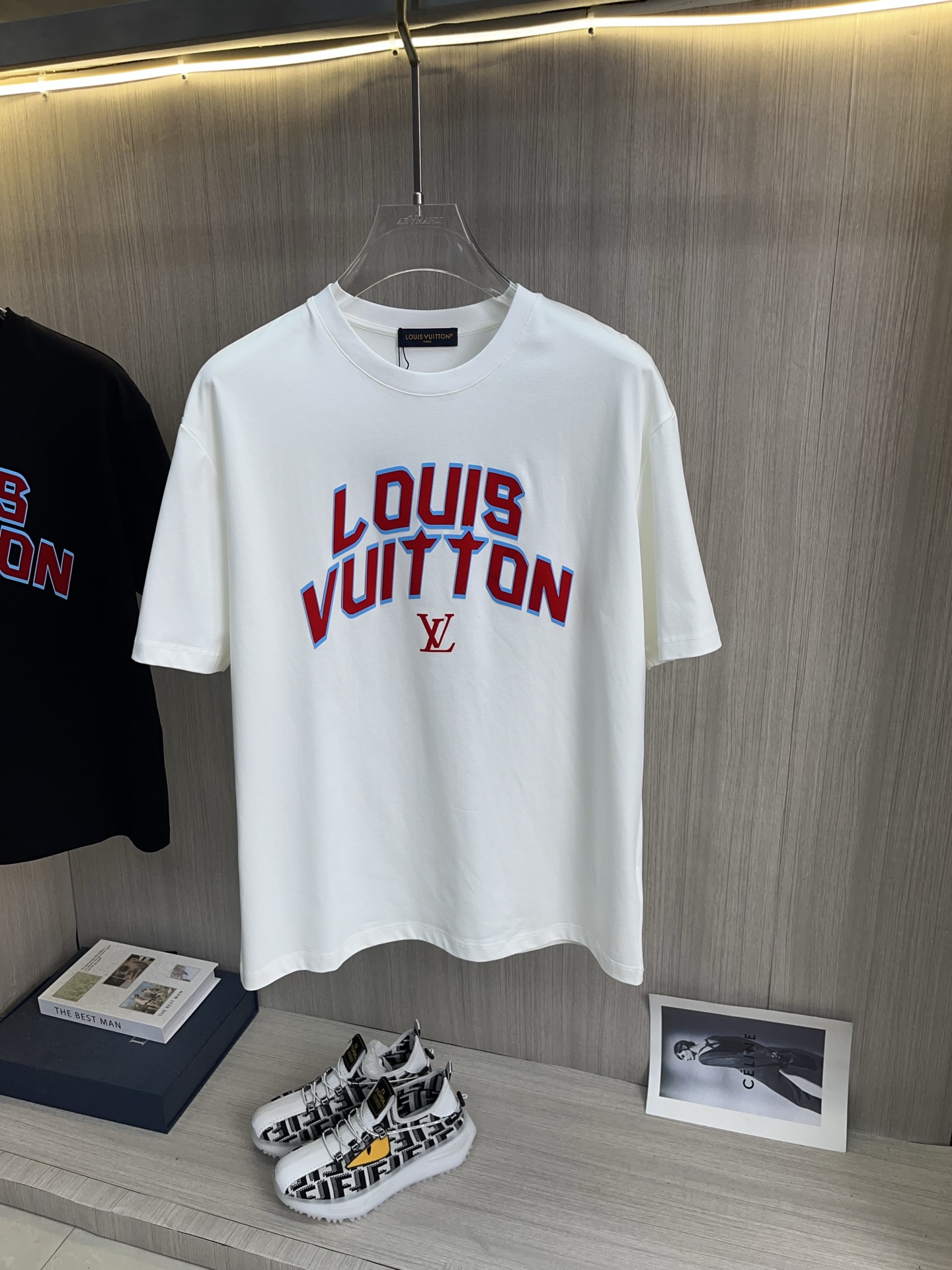 NO:469929,LV 2025 Spring and Summer Series New Products Men's Round Neck Short Sleeve Luxury Brand Letters Logo Logo Logo Logo Logo Logo Logo Logo Logo Logo Logo, you can appreciate the youthfulness and fashion sense brought by this design!  The overall style is fashionable and trendy, using top European mercerated double-sided fabric, soft, skin-friendly and breathable, and has a very crisp and drape feeling. The upper body is fashionable and fashionable, and it is a must-have item in summer!  Size S-3XL (please report height and weight by placing an order), louis vuitton, T-shirt, alexander wang19860909LV 2025春夏系列新品 男士圆领短袖奢华品牌字母LOGO标识标注宽松版型剪裁,上身就能体会这款设计带来的年轻与时尚感！整体时尚而有潮流,采用顶级欧洲丝光双面面料 柔软亲肤透气 ,又有很好的挺括 垂感 上身时尚潮流色系,夏季必备单品！尺码S-3XL（下单请报身高体重）,,louis vuitton,T-shirt,alexander wang,Men's clothing