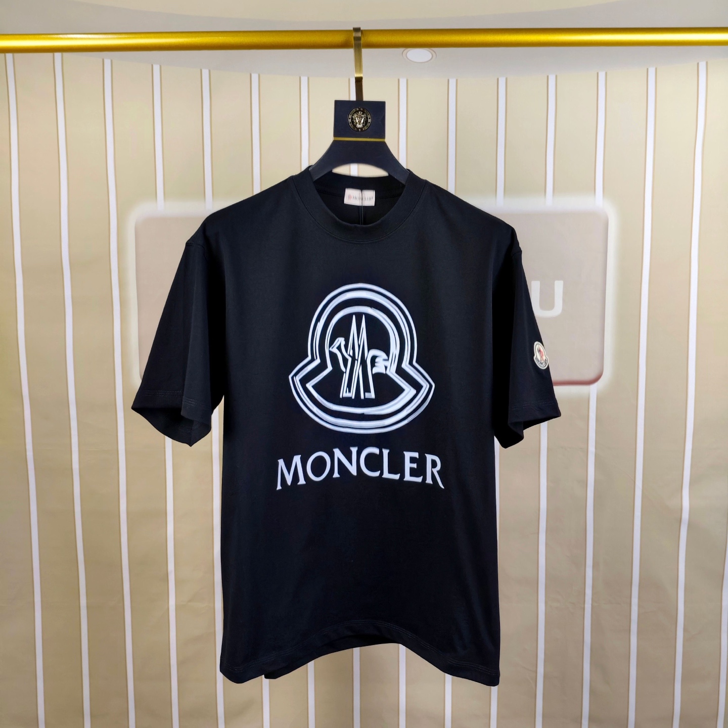 NO:469946,The new product of the 2025 spring and summer series of men's round neck short-sleeved luxury brand letter LOGO logo marked with loose fittings, so you can experience the youthfulness and fashion sense brought by this design!  The overall style is fashionable and trendy, using top European mercerated double-sided fabric, soft, skin-friendly and breathable, and has a very crisp and drape feeling. The upper body is fashionable and fashionable, and it is a must-have item in summer!  Size S-3XL (please report height and weight by placing an order), Moncler, T-shirt, alexander wang19860909蒙口 2025春夏系列新品 男士圆领短袖奢华品牌字母LOGO标识标注宽松版型剪裁,上身就能体会这款设计带来的年轻与时尚感！整体时尚而有潮流,采用顶级欧洲丝光双面面料 柔软亲肤透气 ,又有很好的挺括 垂感 上身时尚潮流色系,夏季必备单品！尺码S-3XL（下单请报身高体重）,,Moncler,T-shirt,alexander wang,Men's clothing