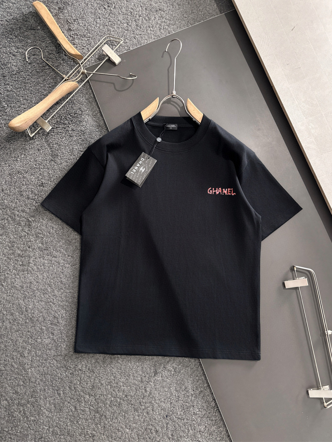 NO:469909,Chanel 2025SS spring and summer latest round neck fashionable short-sleeved T-shirt, synchronized on the official website, and private cotton fabric for the counter!  Comfortable skin, durable and easy to wear, classic simple logo design, original factory craftsmanship, must-have items for handsome men. S-3XL 'Please report height and weight by order', chanel, T-shirt,tees, t-shirt,alexander wang19860909香奈儿 2025SS春夏最新款圆领时尚短袖T恤,官网同步,专柜纯棉面料！贴肤舒适,耐看又好穿,经典简约logo设计,原厂工艺一丝不苟,型男必备单品 码数S-3XL《下单请报身高体重》,,chanel,T-shirt,tees，t-shirt,alexander wang,Men's clothing