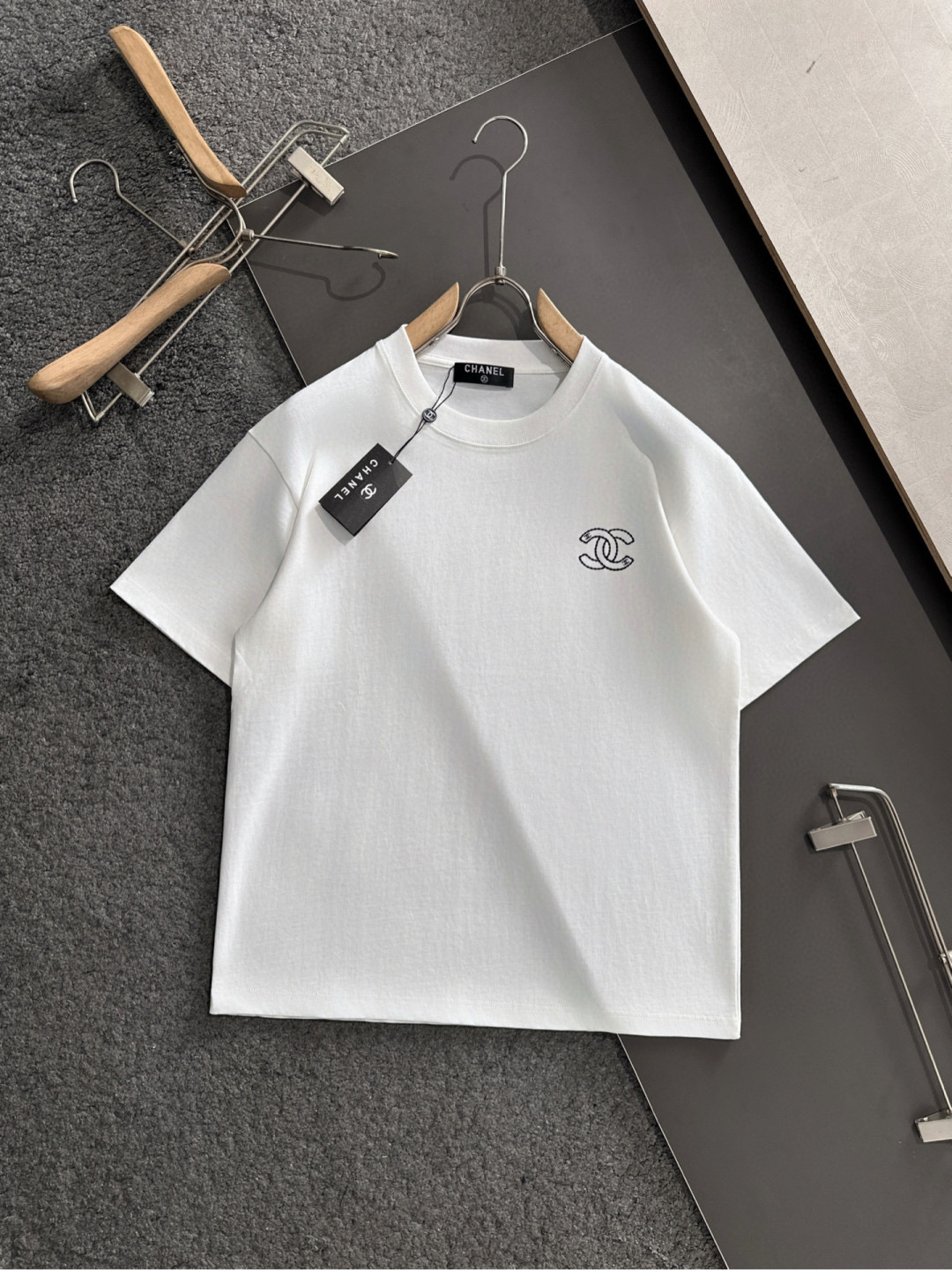 NO:469924,Chanel 2025SS spring and summer latest round neck fashionable short-sleeved T-shirt, synchronized on the official website, and private cotton fabric for the counter!  Comfortable skin, durable and easy to wear, classic simple logo design, original factory craftsmanship, must-have items for handsome men. S-3XL 'Please report height and weight by order', chanel, T-shirt,tees, t-shirt,alexander wang19860909香奈儿 2025SS春夏最新款圆领时尚短袖T恤,官网同步,专柜纯棉面料！贴肤舒适,耐看又好穿,经典简约logo设计,原厂工艺一丝不苟,型男必备单品 码数S-3XL《下单请报身高体重》,,chanel,T-shirt,tees，t-shirt,alexander wang,Men's clothing