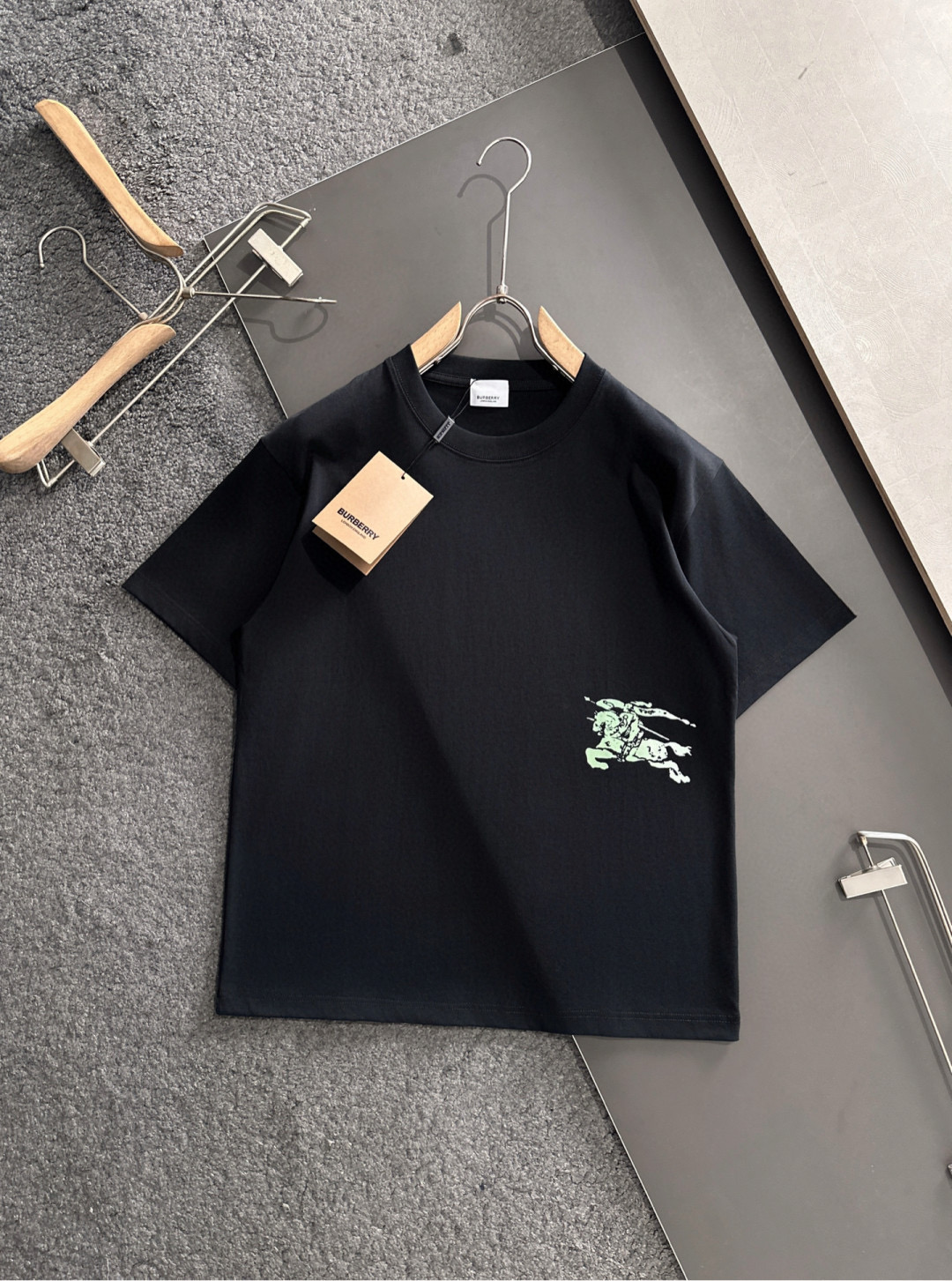 NO:469931,Burberry's latest round neck fashionable short-sleeved T-shirt in spring and summer 2025SS, synchronized on the official website, and a counter pure cotton fabric!  Comfortable skin, durable and easy to wear, classic simple logo design, original factory craftsmanship, must-have items for handsome men. S-3XL 'Please report height and weight by ordering', burberry, T-shirt, tees, t-shirt, alexander wang19860909巴宝莉 2025SS春夏最新款圆领时尚短袖T恤,官网同步,专柜纯棉面料！贴肤舒适,耐看又好穿,经典简约logo设计,原厂工艺一丝不苟,型男必备单品 码数S-3XL《下单请报身高体重》,,burberry,T-shirt,tees，t-shirt,alexander wang,Men's clothing