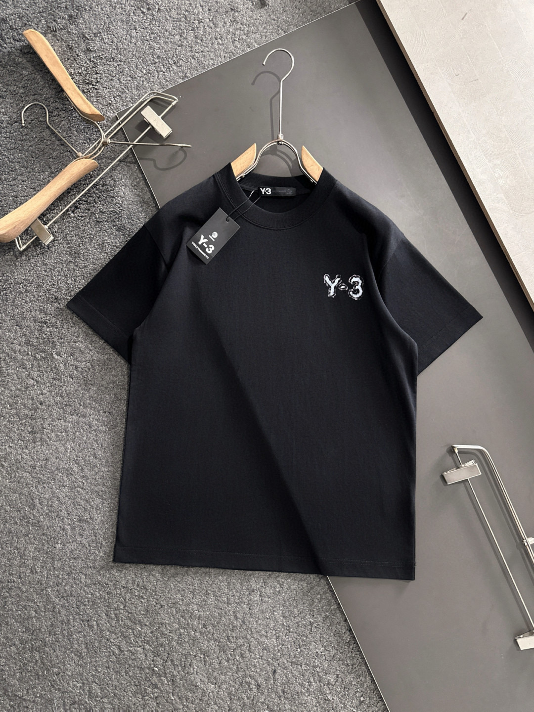 NO:469937,Y-3 2025SS spring and summer latest round neck fashionable short-sleeved T-shirt, synchronized on the official website, and private cotton fabric for the counter!  Comfortable skin, durable and easy to wear, classic simple logo design, original factory craftsmanship, must-have items for handsome men. S-3XL 'Please report height and weight by ordering', T-shirt,tees, t-shirt,alexander wang19860909Y-3 2025SS春夏最新款圆领时尚短袖T恤,官网同步,专柜纯棉面料！贴肤舒适,耐看又好穿,经典简约logo设计,原厂工艺一丝不苟,型男必备单品 码数S-3XL《下单请报身高体重》,,T-shirt,tees，t-shirt,alexander wang,Men's clothing
