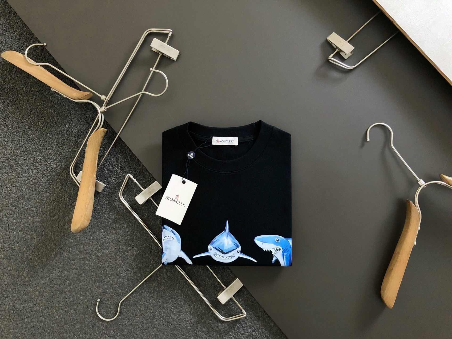 NO:469944,The latest round neck fashionable short-sleeved T-shirt in 2025SS spring and summer, synchronized on the official website, and a private cotton fabric in the counter!  Comfortable skin, durable and easy to wear, classic simple logo design, original factory craftsmanship, must-have items for handsome men. S-3XL 'Please report height and weight by ordering', Moncler, T-shirt, tees, t-shirt, alexander wang19860909蒙口 2025SS春夏最新款圆领时尚短袖T恤,官网同步,专柜纯棉面料！贴肤舒适,耐看又好穿,经典简约logo设计,原厂工艺一丝不苟,型男必备单品 码数S-3XL《下单请报身高体重》,,Moncler,T-shirt,tees，t-shirt,alexander wang,Men's clothing