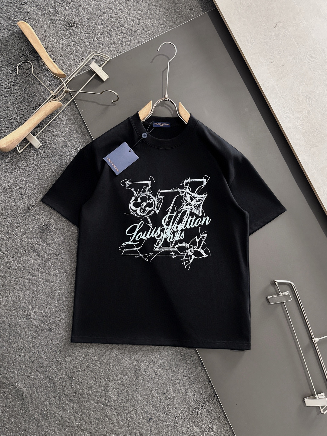 NO:469959,LV 2025SS spring and summer latest round neck fashionable short-sleeved T-shirt, synchronized on the official website, and private cotton fabric for the counter!  Comfortable skin, durable and easy to wear, classic simple logo design, original factory craftsmanship, must-have items for handsome men. S-3XL 'Please report height and weight by order', louis vuitton, T-shirt,tees, t-shirt,alexander wang19860909LV 2025SS春夏最新款圆领时尚短袖T恤,官网同步,专柜纯棉面料！贴肤舒适,耐看又好穿,经典简约logo设计,原厂工艺一丝不苟,型男必备单品 码数S-3XL《下单请报身高体重》,,louis vuitton,T-shirt,tees，t-shirt,alexander wang,Men's clothing