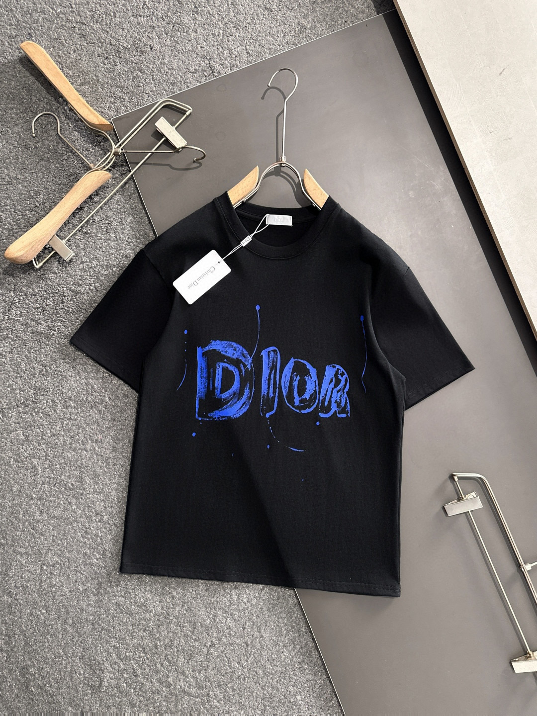 NO:469968,Dior 2025SS spring and summer latest round neck fashionable short-sleeved T-shirt, synchronized on the official website, and private cotton fabric for the counter!  Comfortable skin, durable and easy to wear, classic simple logo design, original factory craftsmanship, must-have items for handsome men. S-3XL 'Please report height and weight by order', dior, T-shirt,tees, t-shirt,alexander wang19860909Dior 2025SS春夏最新款圆领时尚短袖T恤,官网同步,专柜纯棉面料！贴肤舒适,耐看又好穿,经典简约logo设计,原厂工艺一丝不苟,型男必备单品 码数S-3XL《下单请报身高体重》,,dior,T-shirt,tees，t-shirt,alexander wang,Men's clothing