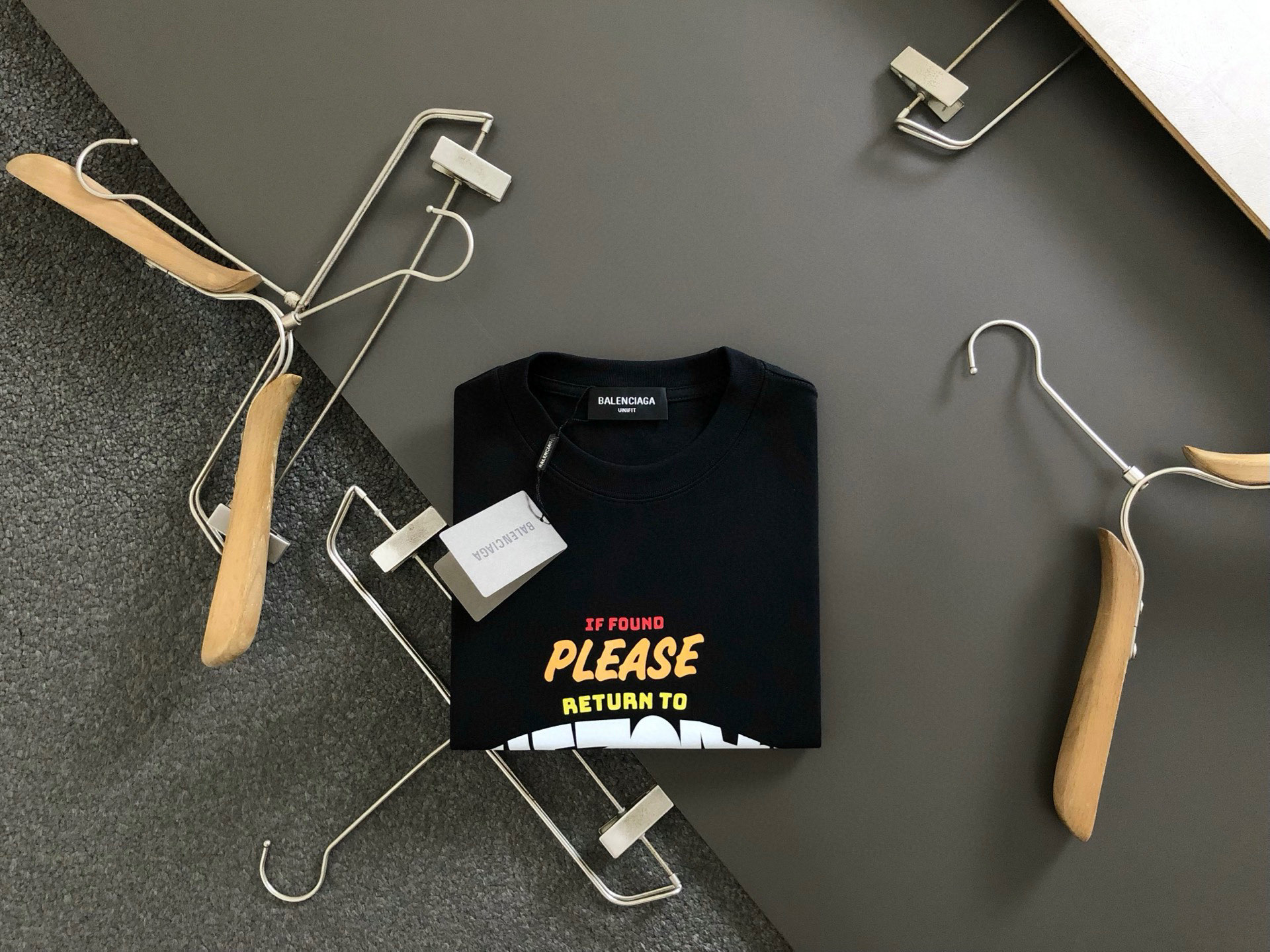 NO:469977,Balenciaga 2025SS spring and summer latest round neck fashionable short-sleeved T-shirt, synchronized on the official website, and private cotton fabric for the counter!  Comfortable skin, durable and easy to wear, classic simple logo design, original factory craftsmanship, must-have items for handsome men. S-3XL 'Please report height and weight by ordering', balenciaga, T-shirt,tees, t-shirt,alexander wang19860909巴黎世家 2025SS春夏最新款圆领时尚短袖T恤,官网同步,专柜纯棉面料！贴肤舒适,耐看又好穿,经典简约logo设计,原厂工艺一丝不苟,型男必备单品 码数S-3XL《下单请报身高体重》,,balenciaga,T-shirt,tees，t-shirt,alexander wang,Men's clothing