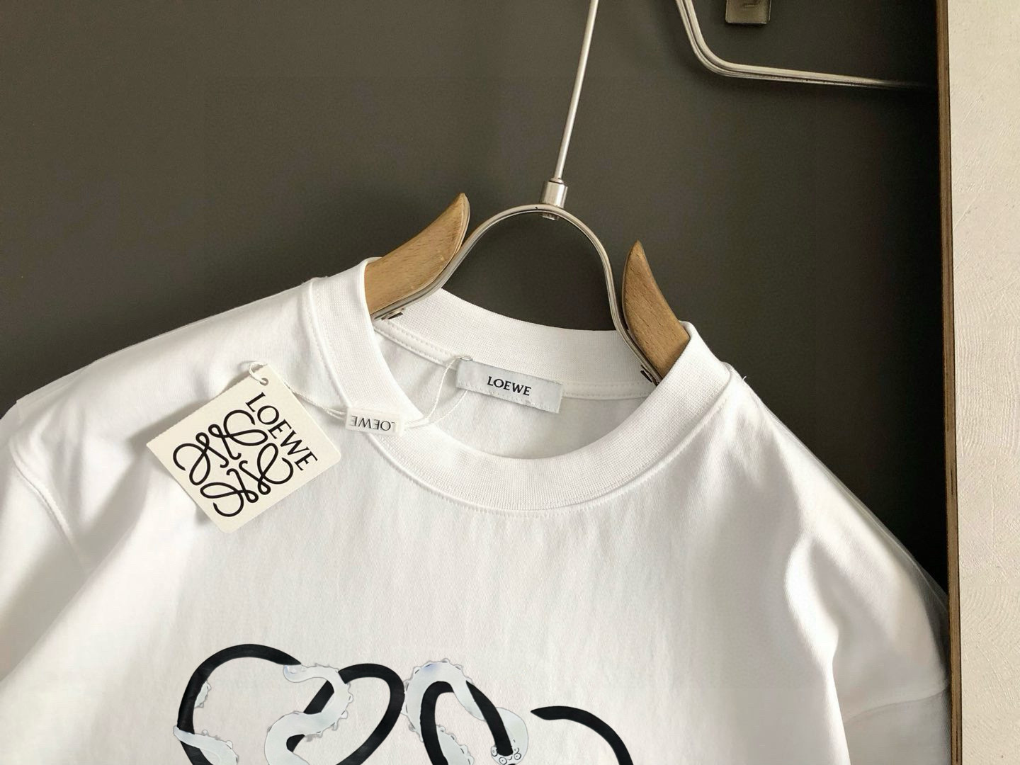 NO:469910,Loewe 2025SS spring and summer latest round neck fashionable short-sleeved T-shirt, synchronized on the official website, and private cotton fabric for the counter!  Comfortable skin, durable and easy to wear, classic simple logo design, original factory craftsmanship, must-have items for handsome men. S-3XL 'Please report height and weight by order', loewe, T-shirt,tees, t-shirt,alexander wang19860909Loewe 2025SS春夏最新款圆领时尚短袖T恤,官网同步,专柜纯棉面料！贴肤舒适,耐看又好穿,经典简约logo设计,原厂工艺一丝不苟,型男必备单品 码数S-3XL《下单请报身高体重》,,loewe,T-shirt,tees，t-shirt,alexander wang,Men's clothing