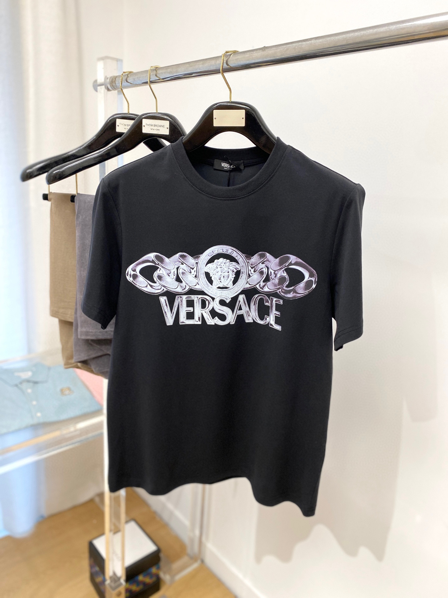 NO:475071,Versace 2025 latest short-sleeved T-shirt, handsome and fashionable, top-grade printed pattern letter logo on the chest, simple and versatile style. The fabric double yarn cotton is not only crisp, maintains a fashionable silhouette, and is also comfortable to wear, with more delicate yarn, S-3XL (please report height and weight if you place an order), versace, T-shirt,tees, t-shirt,alexander wang19860909范思哲2025最新款短袖T恤,帅气时尚,胸前顶级印花图案字母logo,简约百搭款.面料双纱棉 不仅挺括,保持潮流的廓形,又穿着舒适,纱织更细腻,码数S-3XL（下单请报身高体重）,,versace,T-shirt,tees，t-shirt,alexander wang,Men's clothing