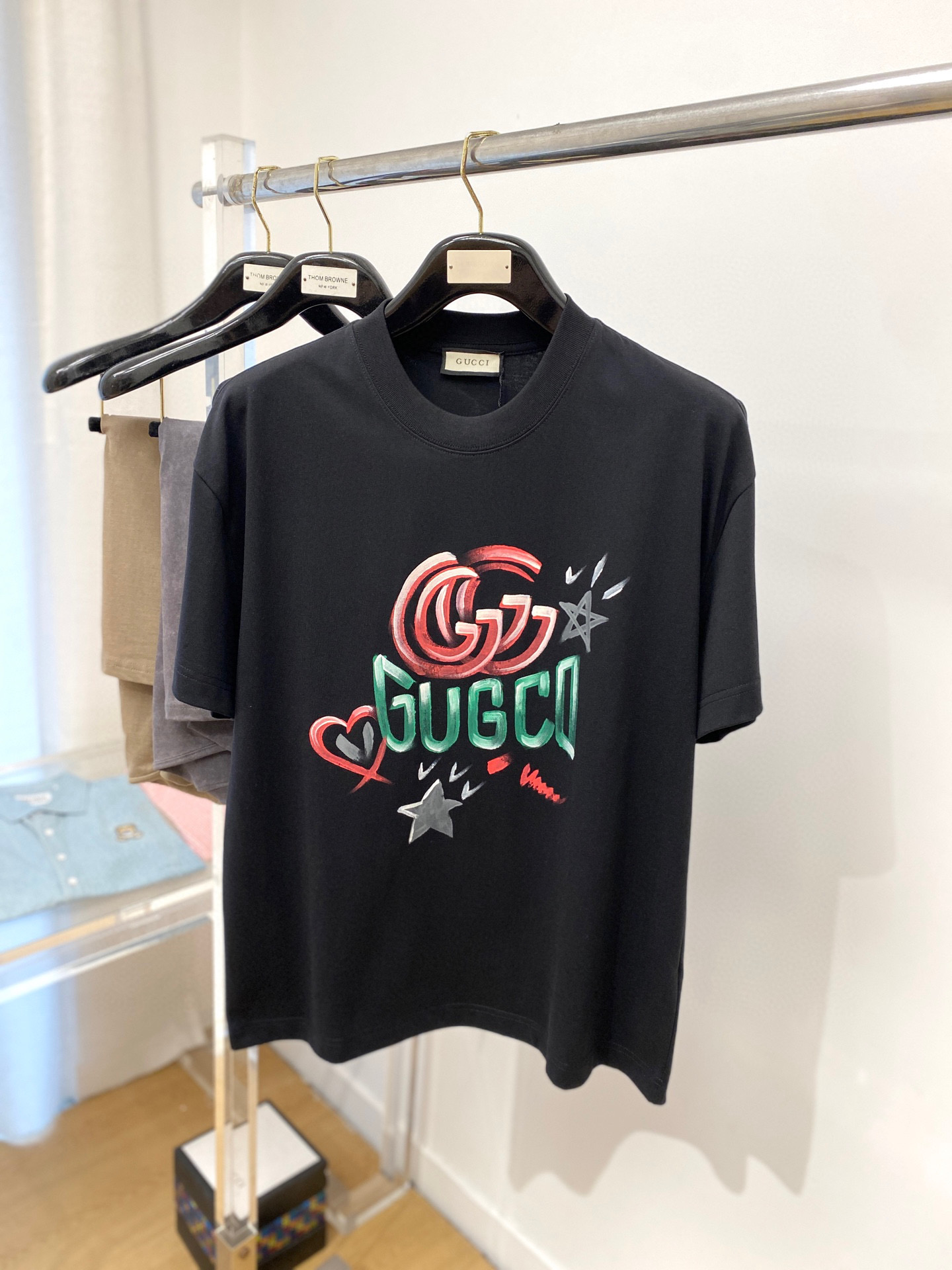 NO:475076,Gucci 2025's latest short-sleeved T-shirt, handsome and fashionable, top-grade printed pattern letter logo on the chest, simple and versatile style. The fabric double yarn cotton is not only crisp, maintains a fashionable silhouette, and is also comfortable to wear, with more delicate yarn, S-3XL (please report height and weight if you place an order), gucci, T-shirt, tees, t-shirt, alexander wang19860909古驰2025最新款短袖T恤,帅气时尚,胸前顶级印花图案字母logo,简约百搭款.面料双纱棉 不仅挺括,保持潮流的廓形,又穿着舒适,纱织更细腻,码数S-3XL（下单请报身高体重）,,gucci,T-shirt,tees，t-shirt,alexander wang,Men's clothing