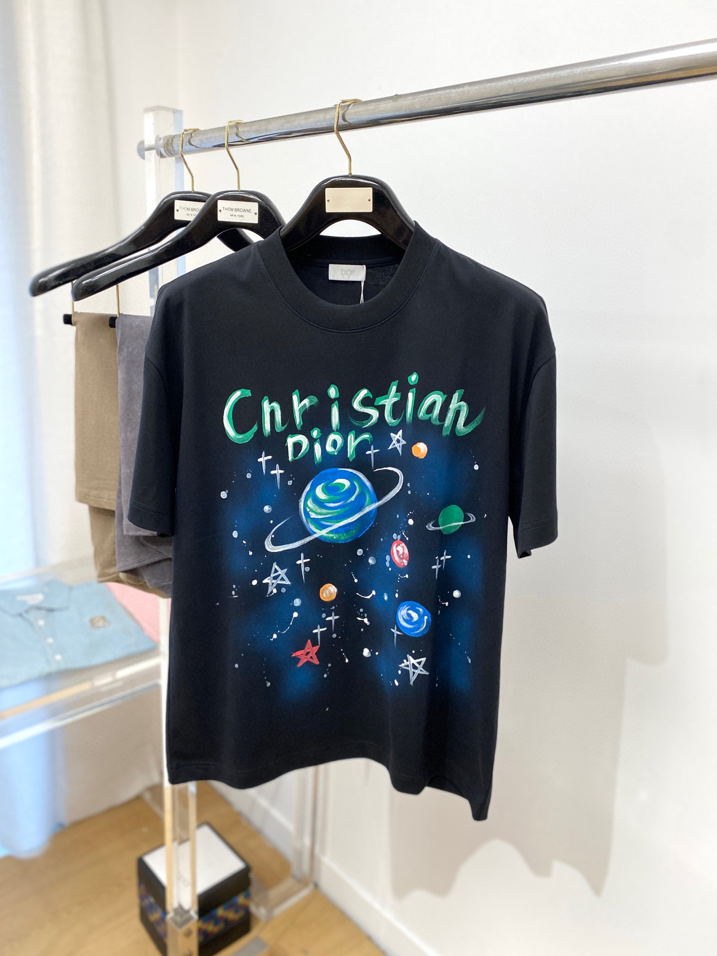 NO:475081,Dior 2025 latest short-sleeved T-shirt, handsome and fashionable, top-grade printed pattern letter logo on the chest, simple and versatile style. The fabric double yarn cotton is not only crisp, maintains a fashionable silhouette, and is also comfortable to wear, with more delicate yarn, S-3XL (please report height and weight if you place an order),,dior,T-shirt,tees,t-shirt,alexander wang19860909迪奥2025最新款短袖T恤,帅气时尚,胸前顶级印花图案字母logo,简约百搭款.面料双纱棉 不仅挺括,保持潮流的廓形,又穿着舒适,纱织更细腻,码数S-3XL（下单请报身高体重）,,dior,T-shirt,tees，t-shirt,alexander wang,Men's clothing