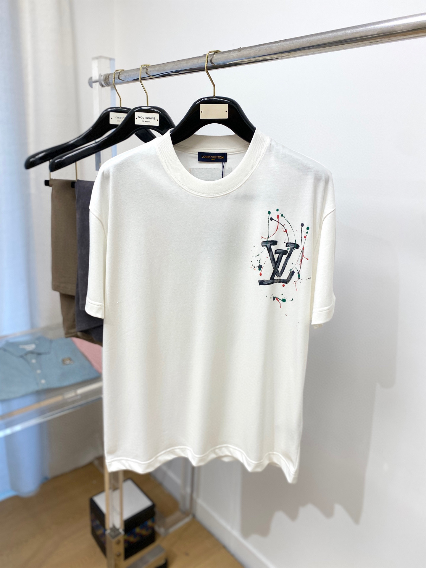 NO:475086,LV2025 latest short-sleeved T-shirt, handsome and fashionable, top-grade printed pattern letter logo on the chest, simple and versatile style. The fabric double yarn cotton is not only crisp, maintains a fashionable silhouette, and is also comfortable to wear, with more delicate yarn. The number of yarn S-3XL (please report height and weight if you place an order),,louis vuitton,T-shirt,tees,t-shirt,alexander wang19860909LV2025最新款短袖T恤,帅气时尚,胸前顶级印花图案字母logo,简约百搭款.面料双纱棉 不仅挺括,保持潮流的廓形,又穿着舒适,纱织更细腻,码数S-3XL（下单请报身高体重）,,louis vuitton,T-shirt,tees，t-shirt,alexander wang,Men's clothing