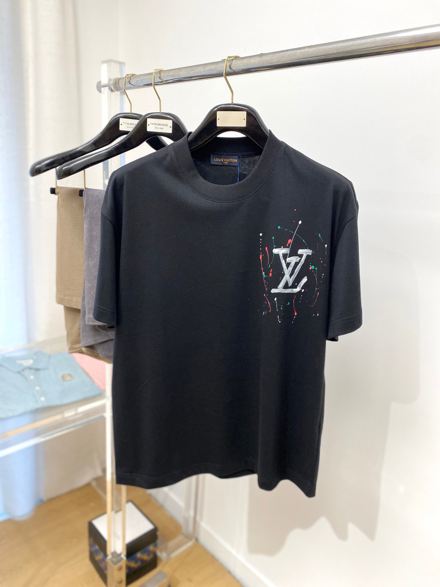 NO:472627,LV2025 latest short-sleeved T-shirt, handsome and fashionable, top-grade printed pattern letter logo on the chest, simple and versatile style. The fabric double yarn cotton is not only crisp, maintains a fashionable silhouette, and is also comfortable to wear, with more delicate yarn. The number of yarn S-3XL (please report height and weight if you place an order),,louis vuitton,T-shirt,tees,t-shirt,alexander wang19860909LV2025最新款短袖T恤,帅气时尚,胸前顶级印花图案字母logo,简约百搭款.面料双纱棉 不仅挺括,保持潮流的廓形,又穿着舒适,纱织更细腻,码数S-3XL（下单请报身高体重）,,louis vuitton,T-shirt,tees，t-shirt,alexander wang,Men's clothing