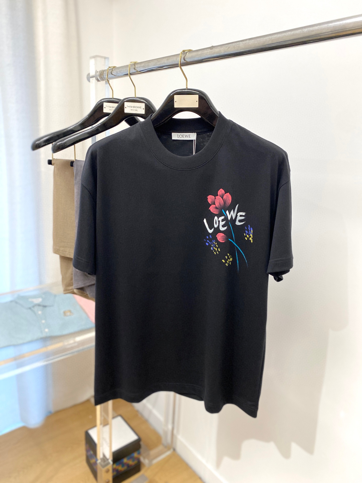 NO:472633,Loewe2025 latest short-sleeved T-shirt, handsome and fashionable, top-grade printed pattern letter logo on the chest, simple and versatile style. The fabric double yarn cotton is not only crisp, maintains a fashionable silhouette, and is also comfortable to wear, with more delicate yarn, S-3XL (please report height and weight if you place an order), loewe, T-shirt,tees, t-shirt,alexander wang19860909Loewe2025最新款短袖T恤,帅气时尚,胸前顶级印花图案字母logo,简约百搭款.面料双纱棉 不仅挺括,保持潮流的廓形,又穿着舒适,纱织更细腻,码数S-3XL（下单请报身高体重）,,loewe,T-shirt,tees，t-shirt,alexander wang,Men's clothing