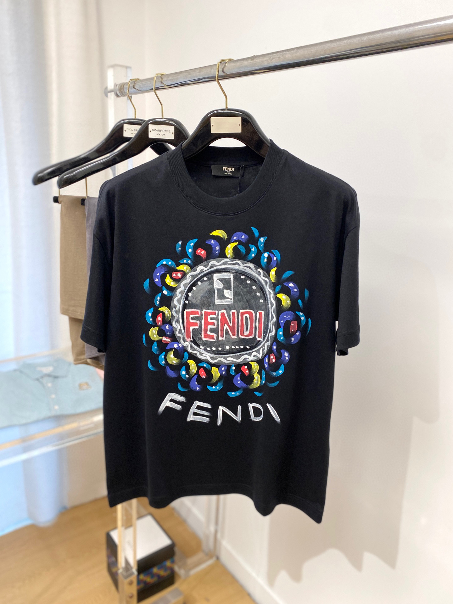 NO:472638,Fendi 2025's latest short-sleeved T-shirt, handsome and fashionable, top-grade printed pattern letter logo on the chest, simple and versatile style. The fabric double yarn cotton is not only crisp, maintains a fashionable silhouette, and is also comfortable to wear, with more delicate yarn, S-3XL (please report height and weight if you place an order), fendi, T-shirt, tees, t-shirt, alexander wang19860909芬迪2025最新款短袖T恤,帅气时尚,胸前顶级印花图案字母logo,简约百搭款.面料双纱棉 不仅挺括,保持潮流的廓形,又穿着舒适,纱织更细腻,码数S-3XL（下单请报身高体重）,,fendi,T-shirt,tees，t-shirt,alexander wang,Men's clothing
