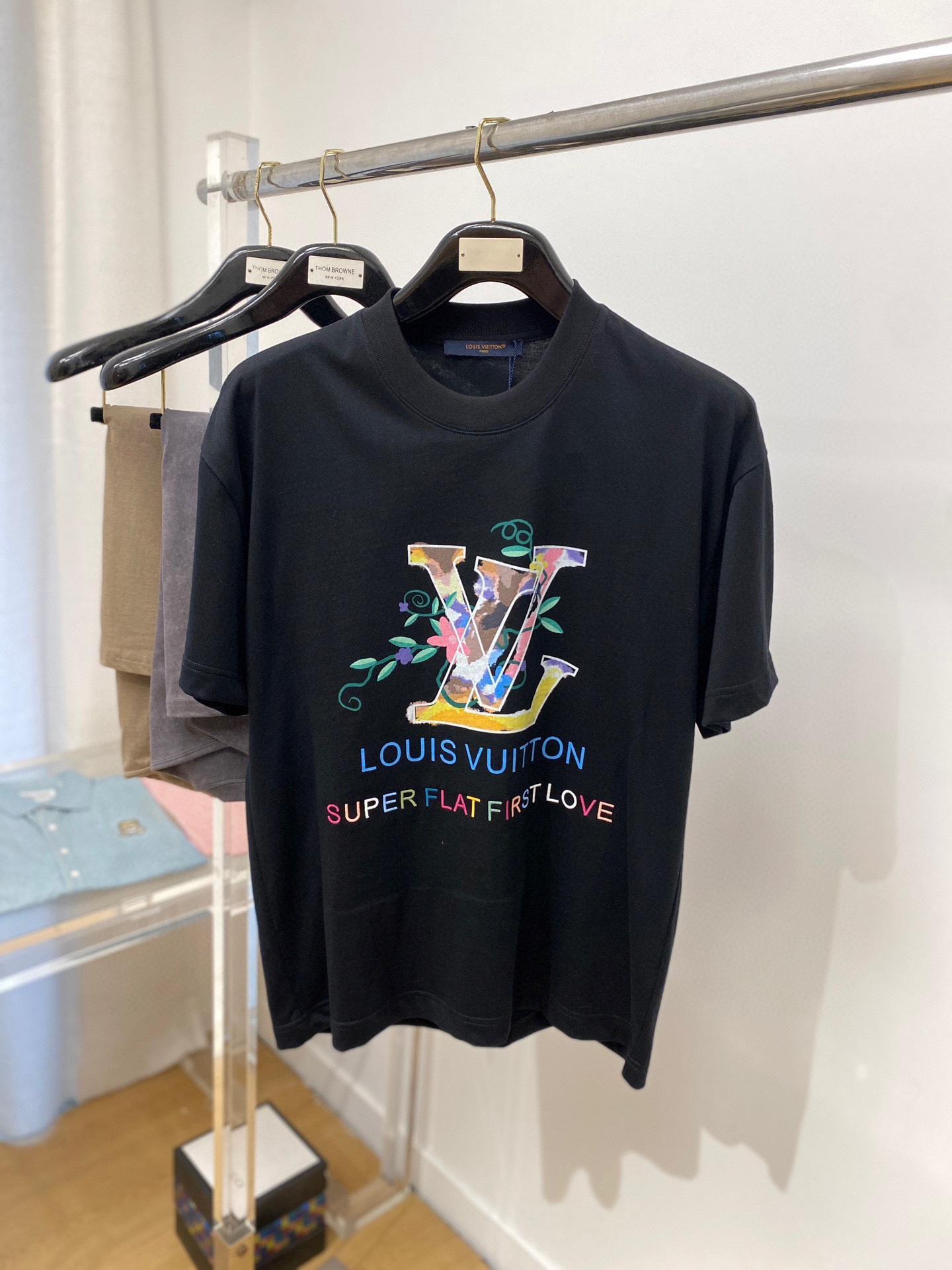 NO:472643,LV2025 latest short-sleeved T-shirt, handsome and fashionable, top-grade printed pattern letter logo on the chest, simple and versatile style. The fabric double yarn cotton is not only crisp, maintains a fashionable silhouette, and is also comfortable to wear, with more delicate yarn. The number of yarn S-3XL (please report height and weight if you place an order),,louis vuitton,T-shirt,tees,t-shirt,alexander wang19860909LV2025最新款短袖T恤,帅气时尚,胸前顶级印花图案字母logo,简约百搭款.面料双纱棉 不仅挺括,保持潮流的廓形,又穿着舒适,纱织更细腻,码数S-3XL（下单请报身高体重）,,louis vuitton,T-shirt,tees，t-shirt,alexander wang,Men's clothing