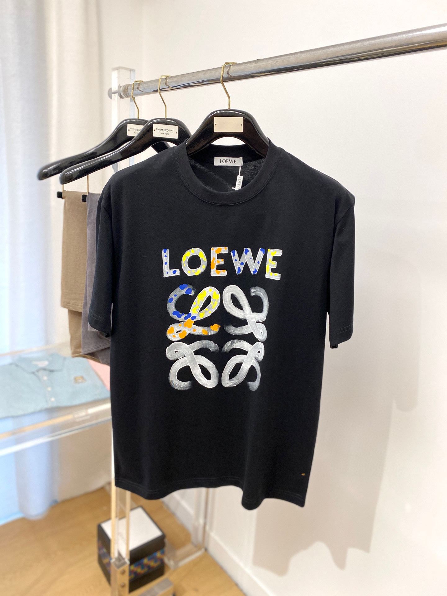 NO:472648,Loewe2025 latest short-sleeved T-shirt, handsome and fashionable, top-grade printed pattern letter logo on the chest, simple and versatile style. The fabric double yarn cotton is not only crisp, maintains a fashionable silhouette, and is also comfortable to wear, with more delicate yarn, S-3XL (please report height and weight if you place an order), loewe, T-shirt,tees, t-shirt,alexander wang19860909Loewe2025最新款短袖T恤,帅气时尚,胸前顶级印花图案字母logo,简约百搭款.面料双纱棉 不仅挺括,保持潮流的廓形,又穿着舒适,纱织更细腻,码数S-3XL（下单请报身高体重）,,loewe,T-shirt,tees，t-shirt,alexander wang,Men's clothing