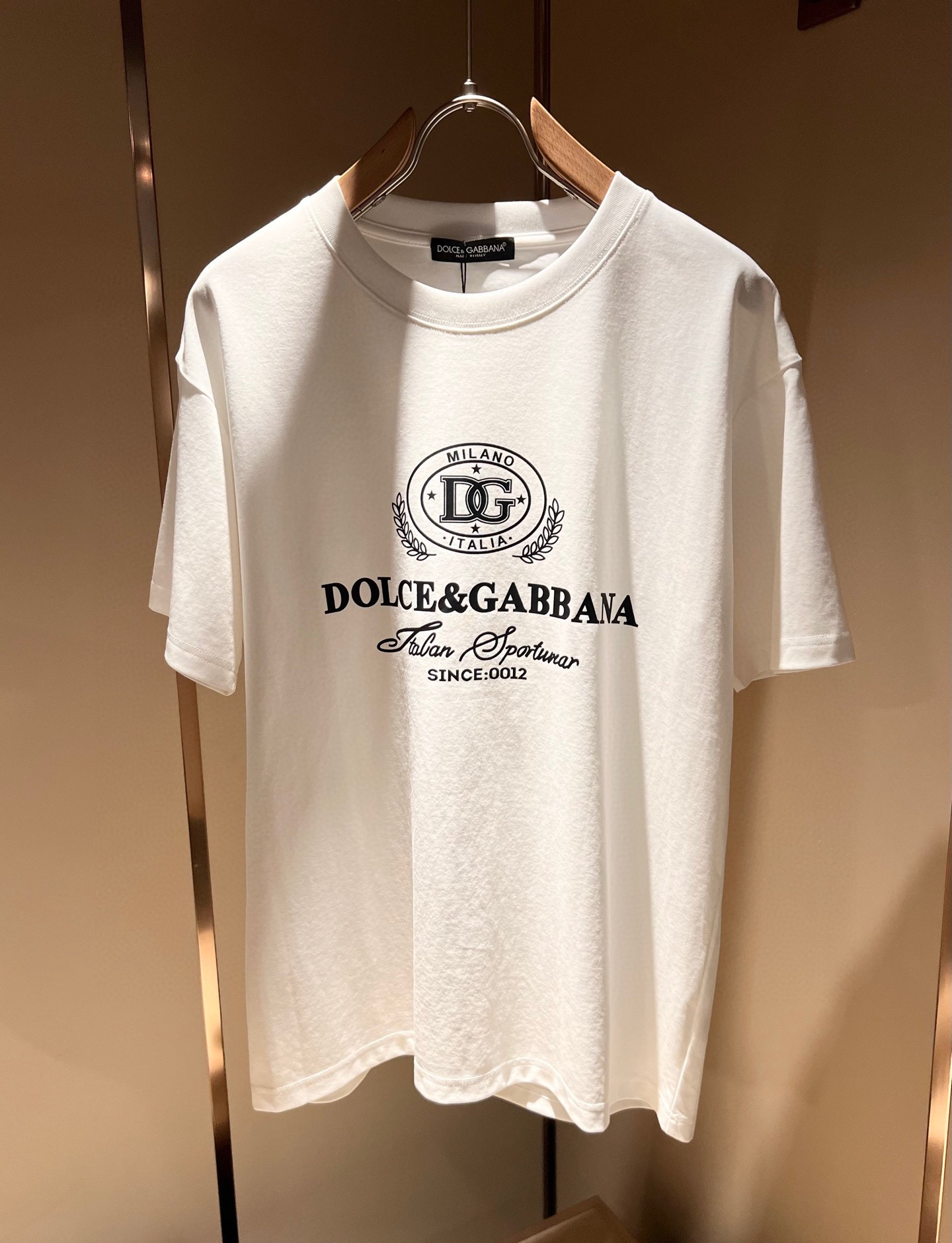 NO:472657,DG- 2025ss Snake Year New Year Spring and Summer Boutique Short-sleeved T-shirts Synchronized by the official website High-end quality Customized top-level pure fabrics, 1:1 made by top manufacturers, fashionable and heavy craftsmanship logo design, soft and delicate touch, skin-friendly and comfortable to wear, versatile and casual, the upper body is very good, handsome, a must-have for trendy men Size S-3XL Please report your height and weight to place an order, the maximum can be worn 230 pounds!  ,T-shirt,tees,t-shirt,alexander wang19860909DG- 2025ss蛇年贺岁款春夏精品短袖T恤 官网同步 高端品质 定制顶级纯面料,顶级大厂1:1制作,时尚大牌重工艺logo设计,手感柔软细腻 穿着亲肤舒适 百搭休闲 上身非常赞 帅气 潮男必备品 尺码S-3XL 下单请报身高体重,最大可穿230斤！,,T-shirt,tees，t-shirt,alexander wang,Men's clothing