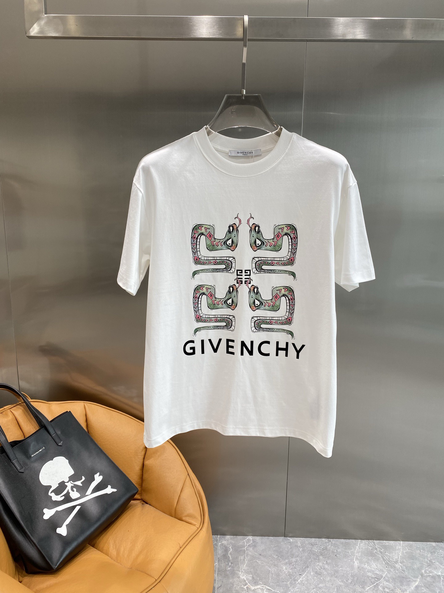 NO:472668,Givenchy's latest short-sleeved T-shirt in 2025, handsome and fashionable, top-grade printed pattern letter logo on the chest, simple and versatile style. The fabric double yarn cotton is not only crisp, maintains a fashionable silhouette, and is also comfortable to wear, with more delicate yarn. The number of yarn S-3XL (please report height and weight if you place an order), given, T-shirt, tees, t-shirt, alexander wang19860909纪梵希2025最新款短袖T恤,帅气时尚,胸前顶级印花图案字母logo,简约百搭款.面料双纱棉 不仅挺括,保持潮流的廓形,又穿着舒适,纱织更细腻,码数S-3XL（下单请报身高体重）,,givenchy,T-shirt,tees，t-shirt,alexander wang,Men's clothing