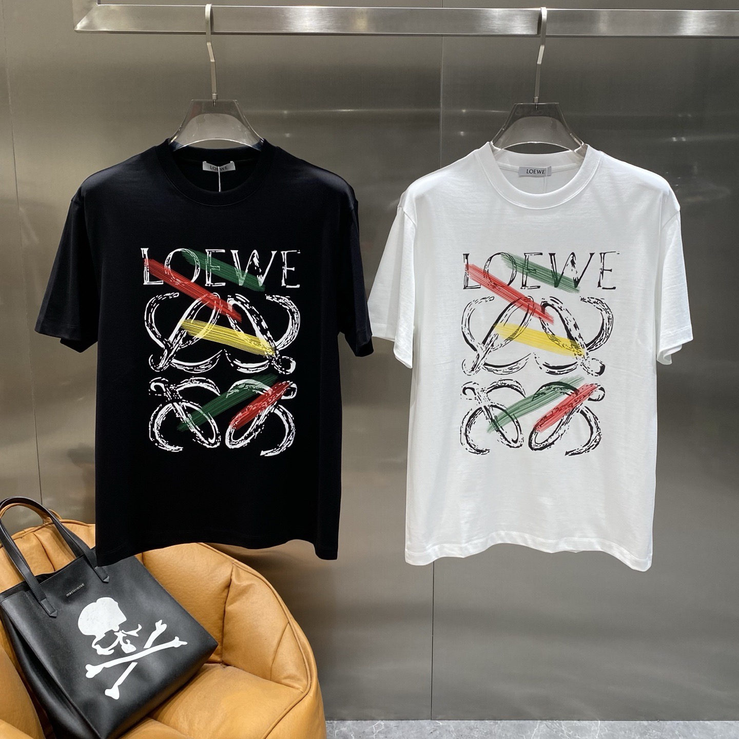 NO:472670,Loewe2025 latest short-sleeved T-shirt, handsome and fashionable, top-grade printed pattern letter logo on the chest, simple and versatile style. The fabric double yarn cotton is not only crisp, maintains a fashionable silhouette, and is also comfortable to wear, with more delicate yarn, S-3XL (please report height and weight if you place an order), loewe, T-shirt,tees, t-shirt,alexander wang19860909Loewe2025最新款短袖T恤,帅气时尚,胸前顶级印花图案字母logo,简约百搭款.面料双纱棉 不仅挺括,保持潮流的廓形,又穿着舒适,纱织更细腻,码数S-3XL（下单请报身高体重）,,loewe,T-shirt,tees，t-shirt,alexander wang,Men's clothing