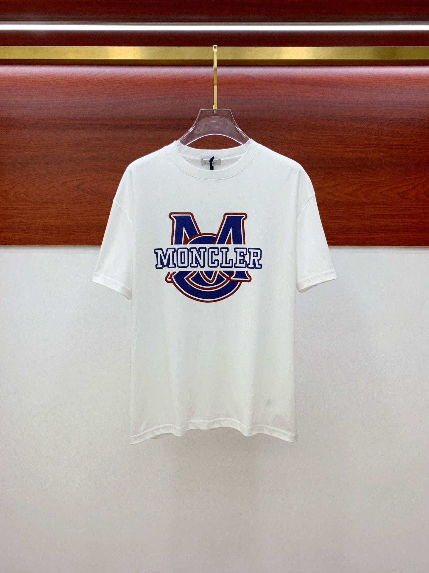 NO:472674,The latest short-sleeved T-shirt in 2025, handsome and fashionable, top-grade printed pattern letter logo on the chest, simple and versatile style. The fabric double yarn cotton is not only crisp, maintains a fashionable silhouette, and is also comfortable to wear, with more delicate yarn. The number of yarn S-3XL (please report height and weight if you place an order), Moncler, T-shirt,tees, t-shirt,alexander wang19860909蒙口2025最新款短袖T恤,帅气时尚,胸前顶级印花图案字母logo,简约百搭款.面料双纱棉 不仅挺括,保持潮流的廓形,又穿着舒适,纱织更细腻,码数S-3XL（下单请报身高体重）,,Moncler,T-shirt,tees，t-shirt,alexander wang,Men's clothing