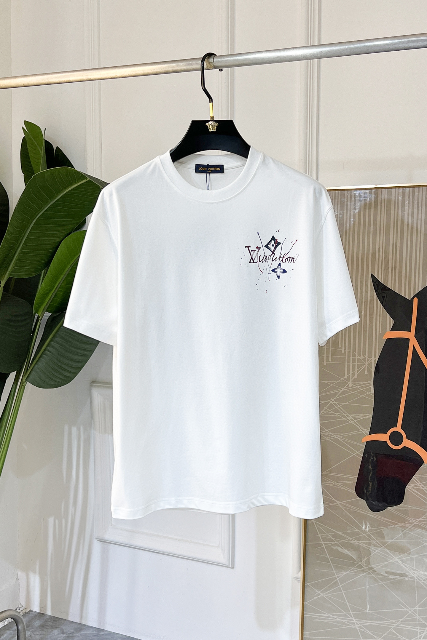 NO:472682,LV- 2025ss Snake Year New Year Spring and Summer Boutique Short-sleeved T-shirts Synchronized by the official website High-end quality Customized top-level pure fabrics, 1:1 made by top manufacturers, fashionable and heavy craftsmanship logo design, soft and delicate touch, skin-friendly and comfortable to wear, versatile and casual, the upper body is very good, handsome, a must-have for trendy men Size S-3XL Please report your height and weight to place an order, the maximum can be worn 230 pounds!  ,,louis vuitton,T-shirt,tees,t-shirt,alexander wang19860909LV- 2025ss蛇年贺岁款春夏精品短袖T恤 官网同步 高端品质 定制顶级纯面料,顶级大厂1:1制作,时尚大牌重工艺logo设计,手感柔软细腻 穿着亲肤舒适 百搭休闲 上身非常赞 帅气 潮男必备品 尺码S-3XL 下单请报身高体重,最大可穿230斤！,,louis vuitton,T-shirt,tees，t-shirt,alexander wang,Men's clothing