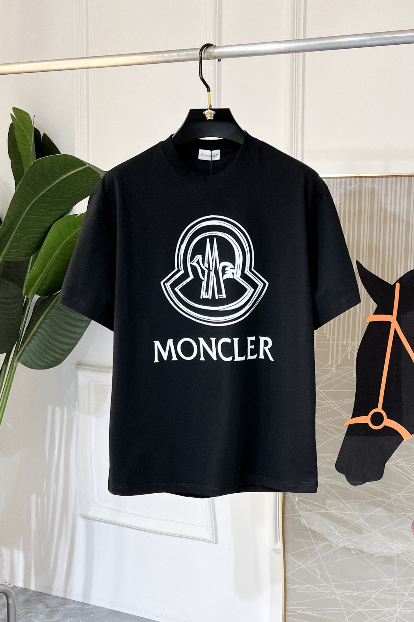 NO:472686,The 2025ss Snake Year New Year's New Year's Spring and Summer Boutique Short-sleeved T-shirts Synchronized by the official website High-end quality Customized top-level pure fabrics, 1:1 made by top manufacturers, fashionable and heavy craftsmanship logo design, soft and delicate touch, skin-friendly and comfortable to wear, versatile and casual, the upper body is very good, handsome, a must-have for trendy men Size S-3XL Please report your height and weight to place an order, the maximum can be worn 230 pounds!  ,Moncler,T-shirt,tees,t-shirt,alexander wang19860909蒙口- 2025ss蛇年贺岁款春夏精品短袖T恤 官网同步 高端品质 定制顶级纯面料,顶级大厂1:1制作,时尚大牌重工艺logo设计,手感柔软细腻 穿着亲肤舒适 百搭休闲 上身非常赞 帅气 潮男必备品 尺码S-3XL 下单请报身高体重,最大可穿230斤！,,Moncler,T-shirt,tees，t-shirt,alexander wang,Men's clothing