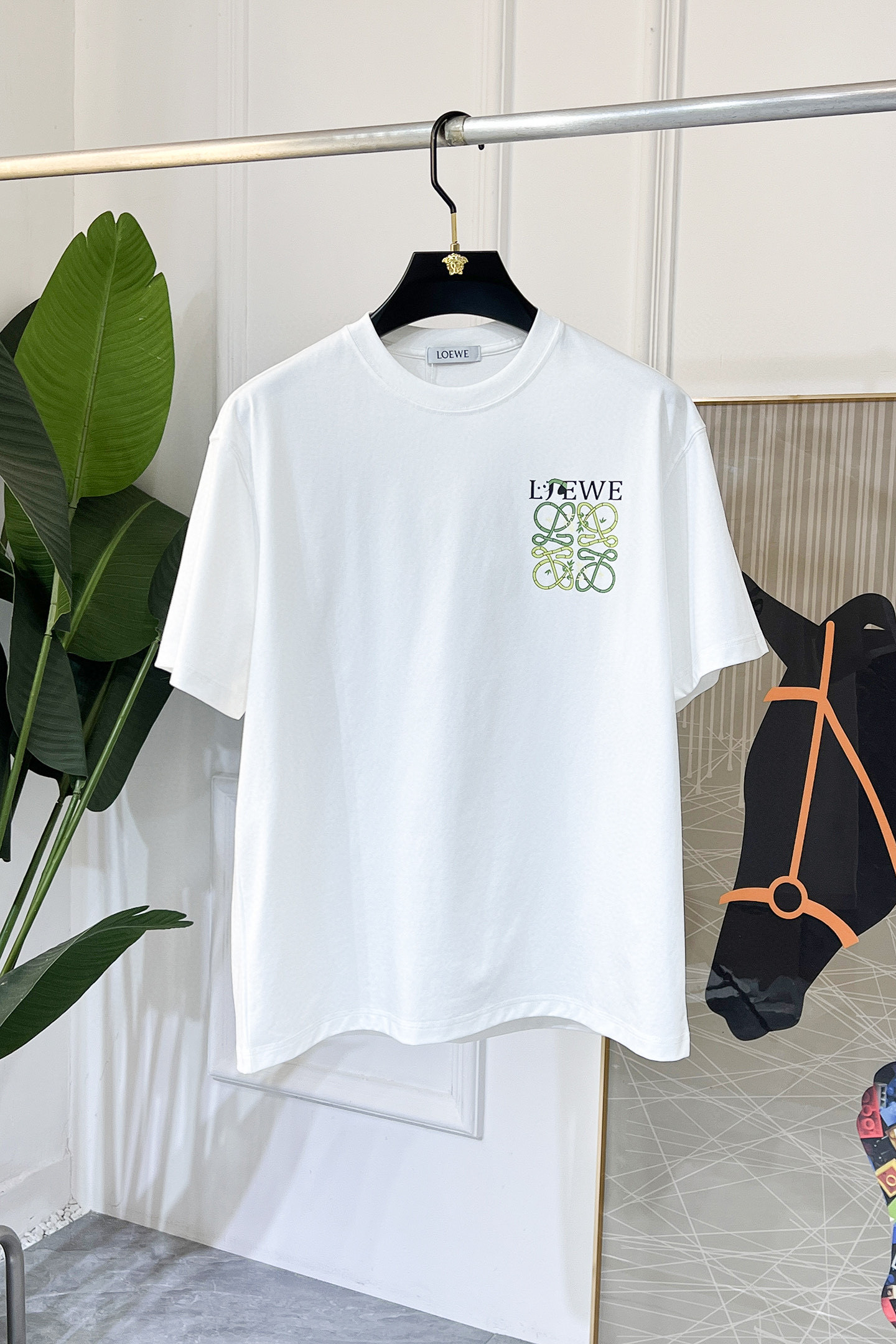 NO:472690,Loewe- 2025ss Snake Year New Year Spring and Summer Boutique Short-sleeved T-shirts Synchronized by the official website High-end quality Customized top-level pure fabrics, 1:1 made by top manufacturers, fashionable and heavy craftsmanship logo design, soft and delicate touch, skin-friendly and comfortable to wear, versatile and casual, the upper body is very good, handsome, a must-have for trendy men Size S-3XL Please report your height and weight to place an order, the maximum can be worn 230 pounds!  ,loewe,T-shirt,tees,t-shirt,alexander wang19860909Loewe- 2025ss蛇年贺岁款春夏精品短袖T恤 官网同步 高端品质 定制顶级纯面料,顶级大厂1:1制作,时尚大牌重工艺logo设计,手感柔软细腻 穿着亲肤舒适 百搭休闲 上身非常赞 帅气 潮男必备品 尺码S-3XL 下单请报身高体重,最大可穿230斤！,,loewe,T-shirt,tees，t-shirt,alexander wang,Men's clothing