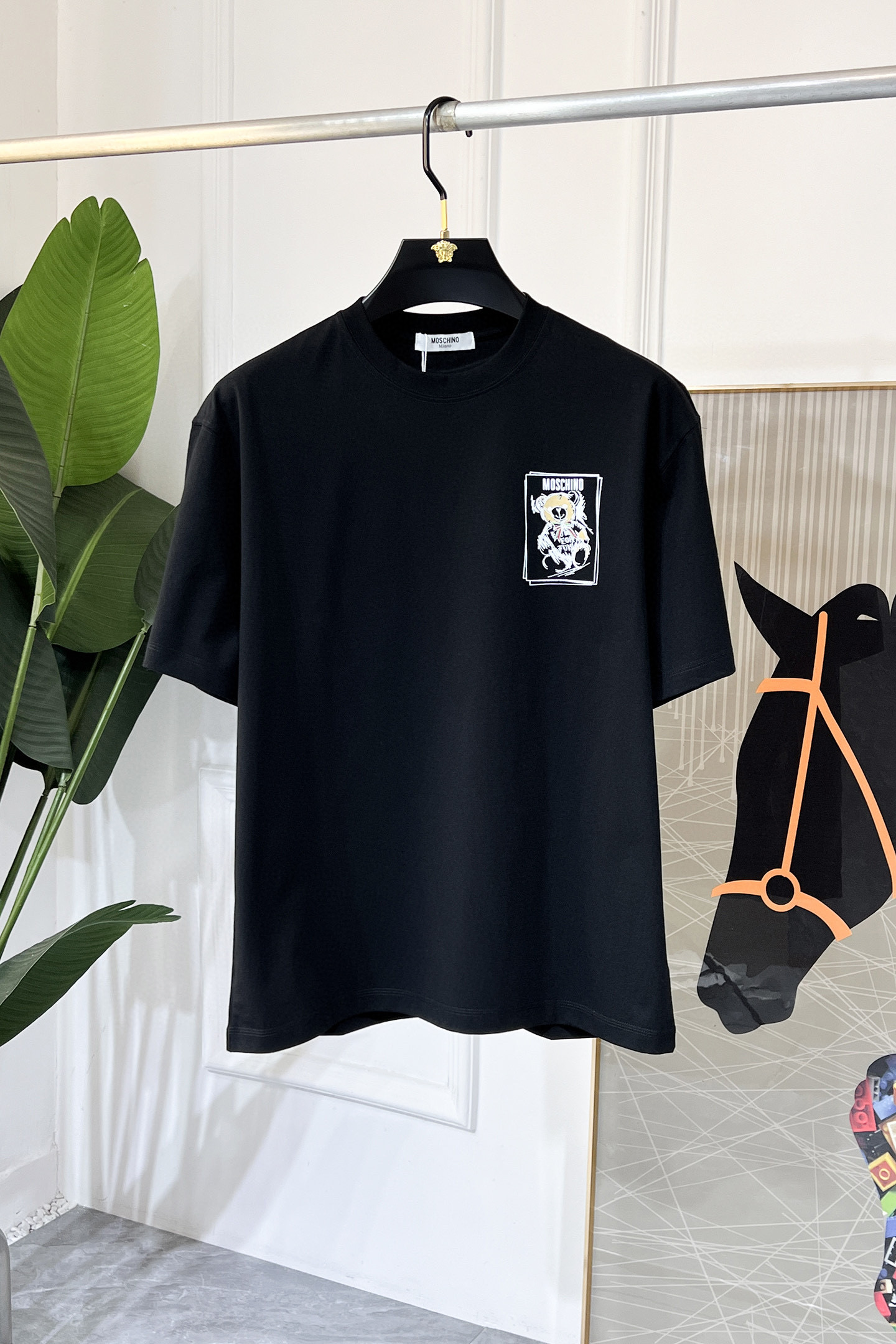 NO:472694,Moscino - 2025ss Snake Year New Year Spring and Summer Boutique Short-sleeved T-shirts Synchronized by the official website High-end quality Customized top-level pure fabrics, 1:1 made by top manufacturers, fashionable big brand heavy craftsmanship logo design, soft and delicate touch, skin-friendly and comfortable to wear, versatile and casual, the upper body is very good, handsome, a must-have for trendy men Size S-3XL Please report your height and weight to place an order, the maximum can be worn 230 pounds!  ,T-shirt,tees,t-shirt,alexander wang19860909莫斯奇诺- 2025ss蛇年贺岁款春夏精品短袖T恤 官网同步 高端品质 定制顶级纯面料,顶级大厂1:1制作,时尚大牌重工艺logo设计,手感柔软细腻 穿着亲肤舒适 百搭休闲 上身非常赞 帅气 潮男必备品 尺码S-3XL 下单请报身高体重,最大可穿230斤！,,T-shirt,tees，t-shirt,alexander wang,Men's clothing