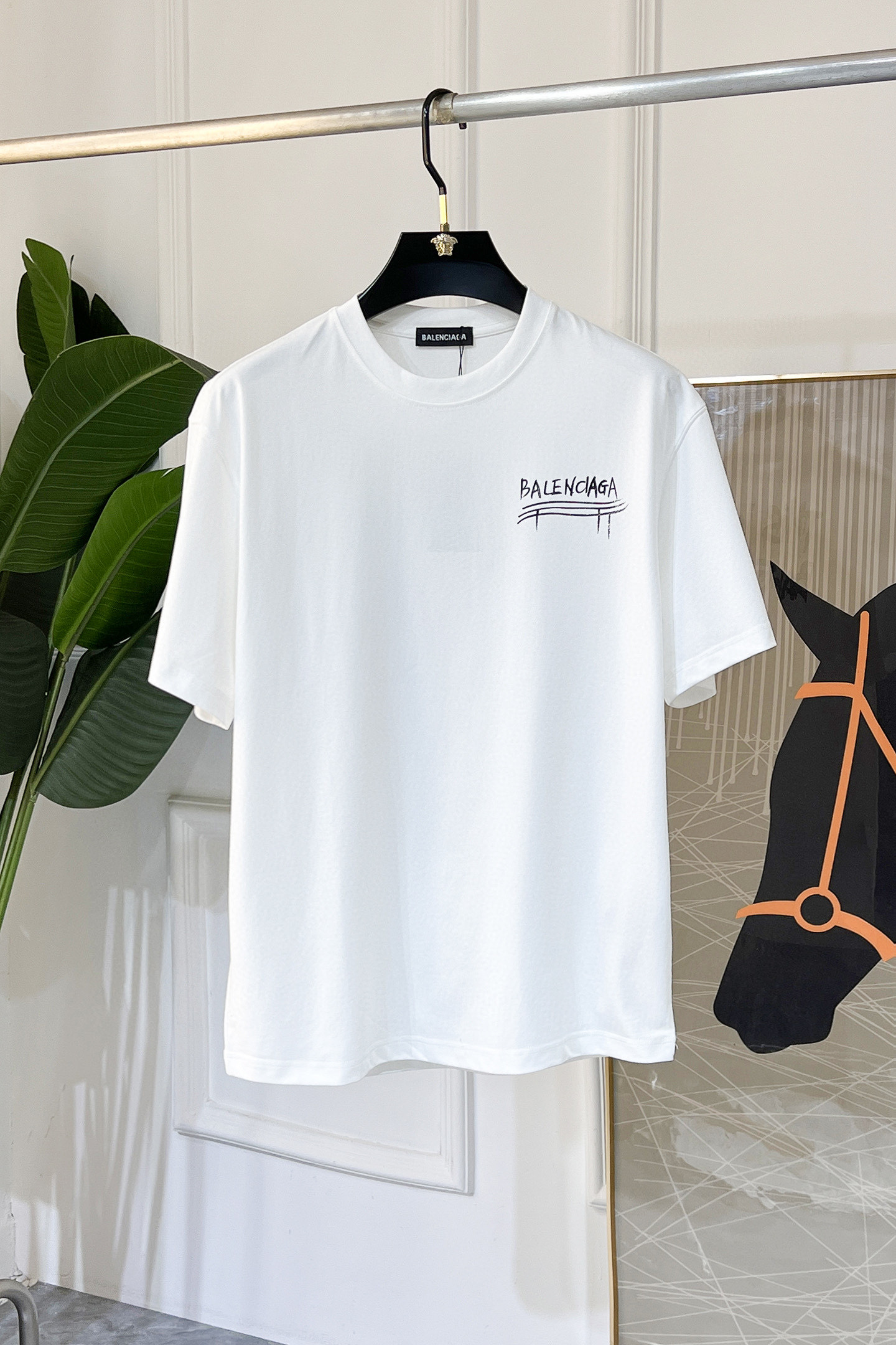 NO:472698,Balenciaga - 2025ss Snake Year New Year Spring and Summer Boutique Short-sleeved T-shirts Synchronized by the official website High-end quality Customized top-level pure fabrics, 1:1 made by top manufacturers, fashionable and heavy craftsmanship logo design, soft and delicate touch, skin-friendly and comfortable to wear, versatile and casual, the upper body is very good, handsome, a must-have for trendy men Size S-3XL Please report your height and weight to place an order, the maximum can be worn 230 pounds!  ,,balenciaga,T-shirt,tees,t-shirt,alexander wang19860909巴黎世家- 2025ss蛇年贺岁款春夏精品短袖T恤 官网同步 高端品质 定制顶级纯面料,顶级大厂1:1制作,时尚大牌重工艺logo设计,手感柔软细腻 穿着亲肤舒适 百搭休闲 上身非常赞 帅气 潮男必备品 尺码S-3XL 下单请报身高体重,最大可穿230斤！,,balenciaga,T-shirt,tees，t-shirt,alexander wang,Men's clothing