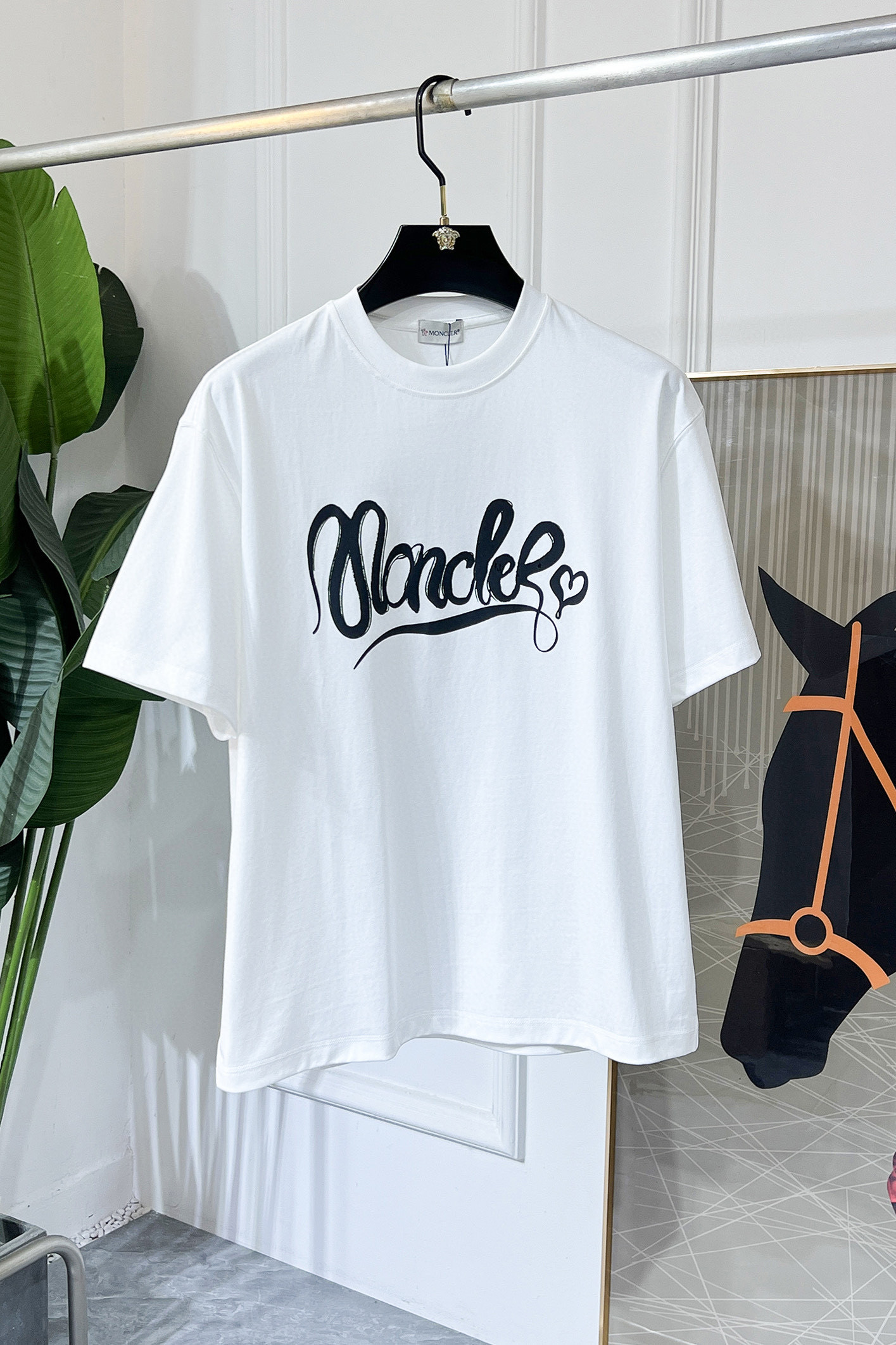 NO:472709,The 2025ss Snake Year New Year's New Year's Spring and Summer Boutique Short-sleeved T-shirts Synchronized by the official website High-end quality Customized top-level pure fabrics, 1:1 made by top manufacturers, fashionable and heavy craftsmanship logo design, soft and delicate touch, skin-friendly and comfortable to wear, versatile and casual, the upper body is very good, handsome, a must-have for trendy men Size S-3XL Please report your height and weight to place an order, the maximum can be worn 230 pounds!  ,Moncler,T-shirt,tees,t-shirt,alexander wang19860909蒙口- 2025ss蛇年贺岁款春夏精品短袖T恤 官网同步 高端品质 定制顶级纯面料,顶级大厂1:1制作,时尚大牌重工艺logo设计,手感柔软细腻 穿着亲肤舒适 百搭休闲 上身非常赞 帅气 潮男必备品 尺码S-3XL 下单请报身高体重,最大可穿230斤！,,Moncler,T-shirt,tees，t-shirt,alexander wang,Men's clothing