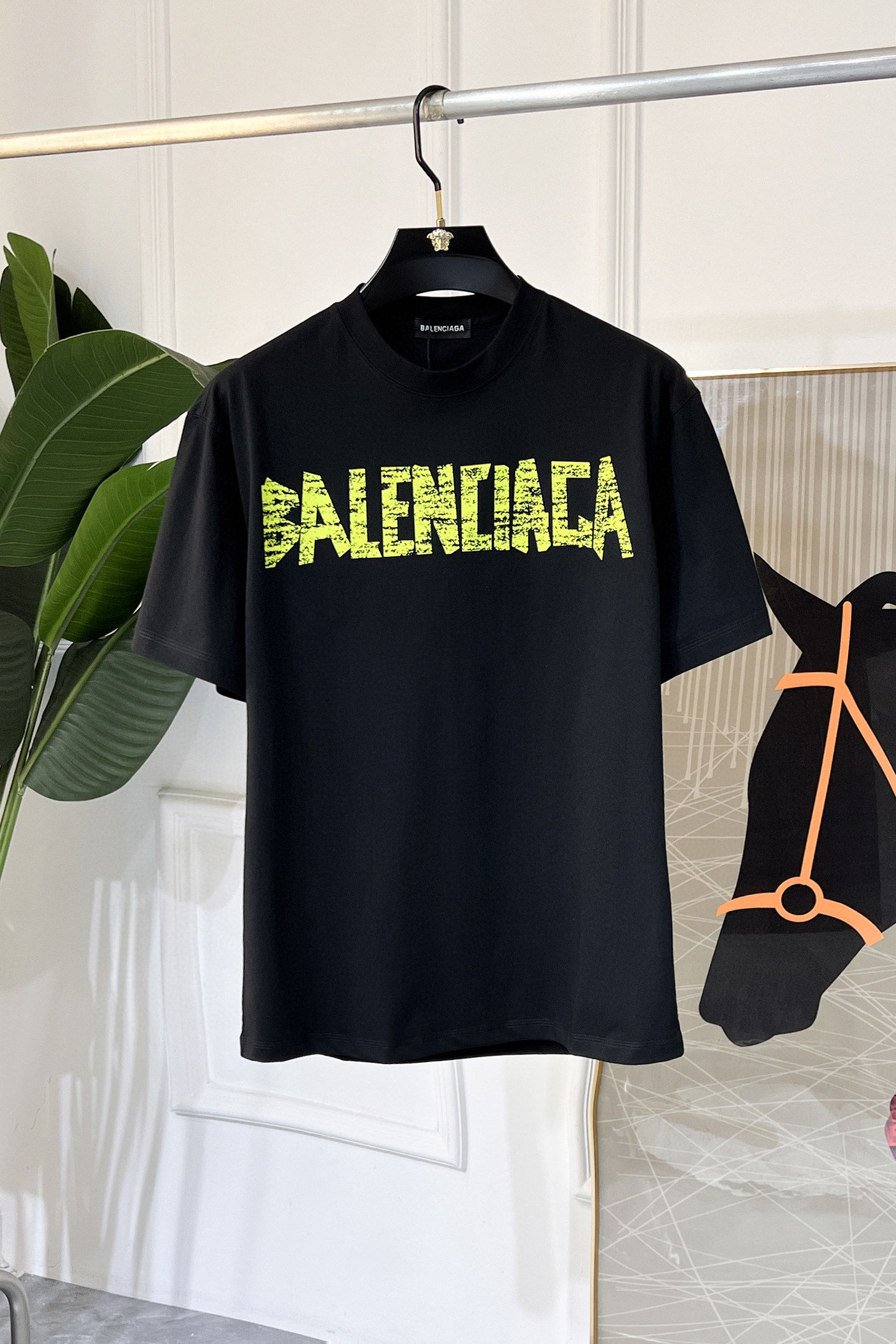 NO:472684,Balenciaga - 2025ss Snake Year New Year Spring and Summer Boutique Short-sleeved T-shirts Synchronized by the official website High-end quality Customized top-level pure fabrics, 1:1 made by top manufacturers, fashionable and heavy craftsmanship logo design, soft and delicate touch, skin-friendly and comfortable to wear, versatile and casual, the upper body is very good, handsome, a must-have for trendy men Size S-3XL Please report your height and weight to place an order, the maximum can be worn 230 pounds!  ,,balenciaga,T-shirt,tees,t-shirt,alexander wang19860909巴黎世家- 2025ss蛇年贺岁款春夏精品短袖T恤 官网同步 高端品质 定制顶级纯面料,顶级大厂1:1制作,时尚大牌重工艺logo设计,手感柔软细腻 穿着亲肤舒适 百搭休闲 上身非常赞 帅气 潮男必备品 尺码S-3XL 下单请报身高体重,最大可穿230斤！,,balenciaga,T-shirt,tees，t-shirt,alexander wang,Men's clothing