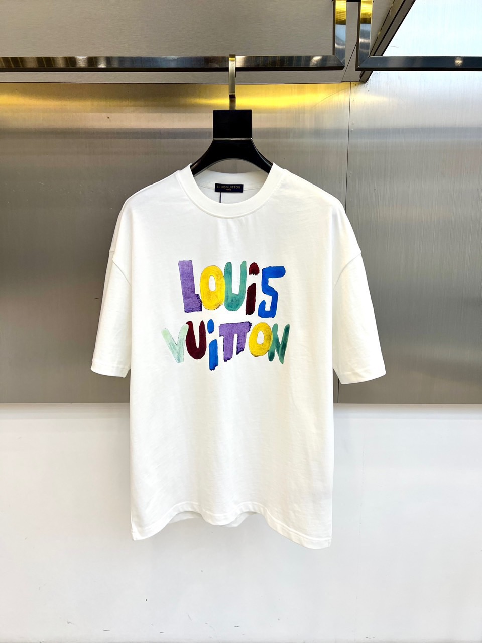 NO:497707,LV 2025 spring and summer new style first-time counter latest short-sleeved round-neck T-shirt, high-end customization, avant-garde and fashionable design!  Brand logo emphasizes craftsmanship design, high-end customized fabric, soft feel, comfortable to wear, exquisite counter-level car lines, fine workmanship, and invincible and handsome upper body effect!  A must-have item for handsome men!  Color black. White. Number of code S-3XL (please report height and weight by placing an order), louis vuitton, T-shirt, tees, t-shirt, alexander wang19860909LV 2025春夏新款首发专柜最新款短袖圆领T恤 高端订制 设计前卫时尚！品牌logo重工艺设计 高端定制面料.手感柔软.穿着舒适.专柜级别精致车线.做工精细.上身效果无敌帅气！型男必备单品！颜色黑色.白色.码数S-3XL（下单请报身高体重）,,louis vuitton,T-shirt,tees，t-shirt,alexander wang,Men's clothing