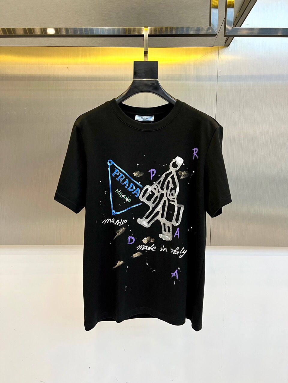 NO:497721,Prada's new spring and summer new style first-time counter latest short-sleeved round-neck T-shirt, high-end customization, avant-garde and fashionable design!  Brand logo emphasizes craftsmanship design, high-end customized fabric, soft feel, comfortable to wear, exquisite counter-level car lines, fine workmanship, and invincible and handsome upper body effect!  A must-have item for handsome men!  Color black. White. Number of code S-3XL (please report height and weight by placing an order), prada, T-shirt,tees, t-shirt,alexander wang19860909普拉达 2025春夏新款首发专柜最新款短袖圆领T恤 高端订制 设计前卫时尚！品牌logo重工艺设计 高端定制面料.手感柔软.穿着舒适.专柜级别精致车线.做工精细.上身效果无敌帅气！型男必备单品！颜色黑色.白色.码数S-3XL（下单请报身高体重）,,prada,T-shirt,tees，t-shirt,alexander wang,Men's clothing