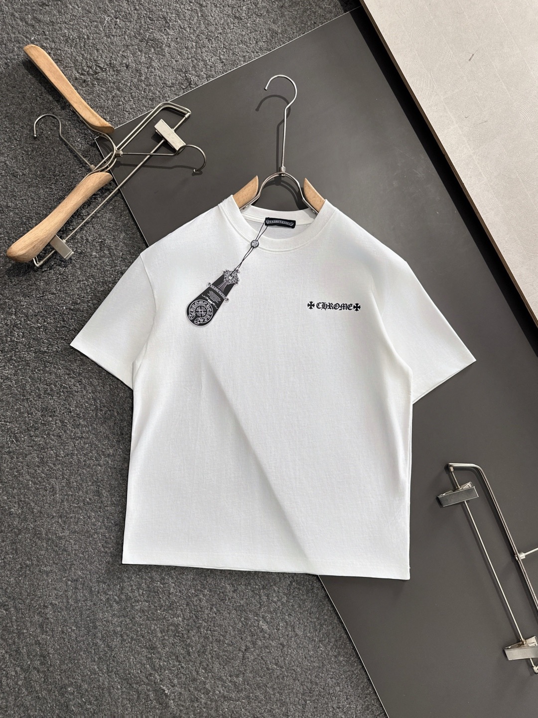 NO:494877,Croxin 2025 spring and summer new first-time counter latest short-sleeved round-neck T-shirt, high-end customization, avant-garde and fashionable design!  Brand logo emphasizes craftsmanship design, high-end customized fabric, soft feel, comfortable to wear, exquisite counter-level car lines, fine workmanship, and invincible and handsome upper body effect!  A must-have item for handsome men!  Color black. White. Number of code S-3XL (please report height and weight by placing an order), chrome hearts, T-shirt, tees, t-shirt, alexander wang19860909克罗心 2025春夏新款首发专柜最新款短袖圆领T恤 高端订制 设计前卫时尚！品牌logo重工艺设计 高端定制面料.手感柔软.穿着舒适.专柜级别精致车线.做工精细.上身效果无敌帅气！型男必备单品！颜色黑色.白色.码数S-3XL（下单请报身高体重）,,chrome hearts,T-shirt,tees，t-shirt,alexander wang,Men's clothing