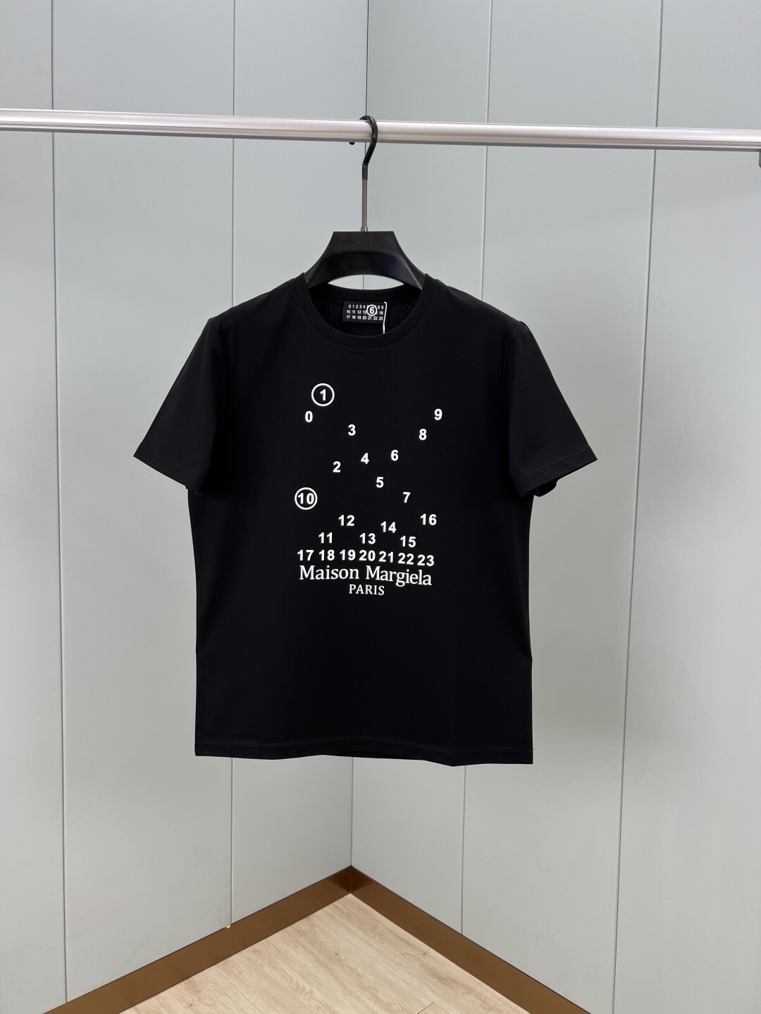 NO:497684,Majila's new spring and summer new style first-time counter has the latest short-sleeved round-neck T-shirt with high-end customization and avant-garde and fashionable design!  Brand logo emphasizes craftsmanship design, high-end customized fabric, soft feel, comfortable to wear, exquisite counter-level car lines, fine workmanship, and invincible and handsome upper body effect!  A must-have item for handsome men!  Color black. White. Number of code S-3XL (please report height and weight by placing an order),,masion margiela,T-shirt,tees,t-shirt,alexander wang19860909马吉拉 2025春夏新款首发专柜最新款短袖圆领T恤 高端订制 设计前卫时尚！品牌logo重工艺设计 高端定制面料.手感柔软.穿着舒适.专柜级别精致车线.做工精细.上身效果无敌帅气！型男必备单品！颜色黑色.白色.码数S-3XL（下单请报身高体重）,,masion margiela,T-shirt,tees，t-shirt,alexander wang,Men's clothing