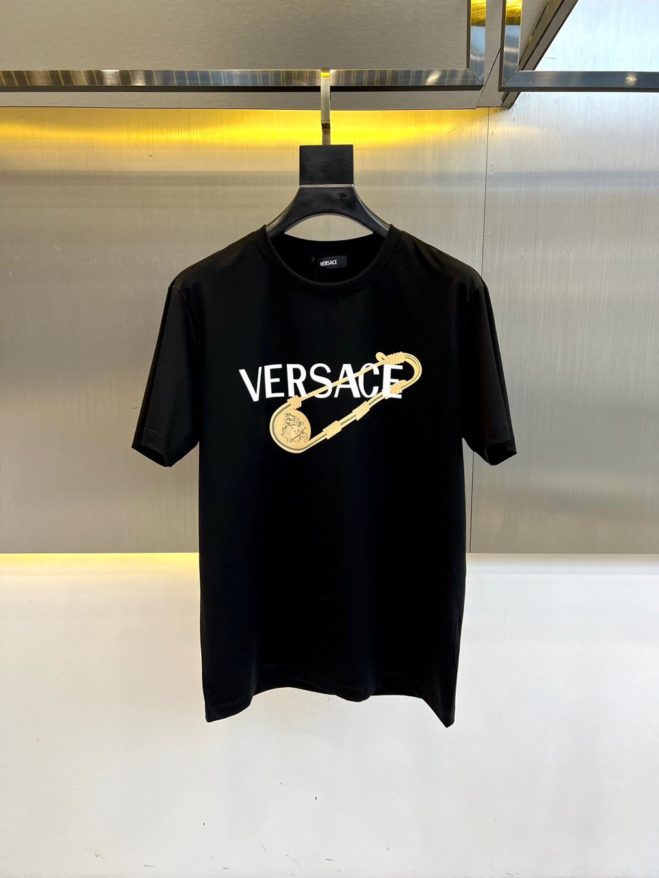 NO:497735,Versace's new spring and summer new model of the first counter is the latest short-sleeved round-neck T-shirt with high-end customization and avant-garde and fashionable design!  Brand logo emphasizes craftsmanship design, high-end customized fabric, soft feel, comfortable to wear, exquisite counter-level car lines, fine workmanship, and invincible and handsome upper body effect!  A must-have item for handsome men!  Color black. White. Number of code S-3XL (please report height and weight by placing an order), versace, T-shirt, tees, t-shirt, alexander wang19860909范思哲 2025春夏新款首发专柜最新款短袖圆领T恤 高端订制 设计前卫时尚！品牌logo重工艺设计 高端定制面料.手感柔软.穿着舒适.专柜级别精致车线.做工精细.上身效果无敌帅气！型男必备单品！颜色黑色.白色.码数S-3XL（下单请报身高体重）,,versace,T-shirt,tees，t-shirt,alexander wang,Men's clothing