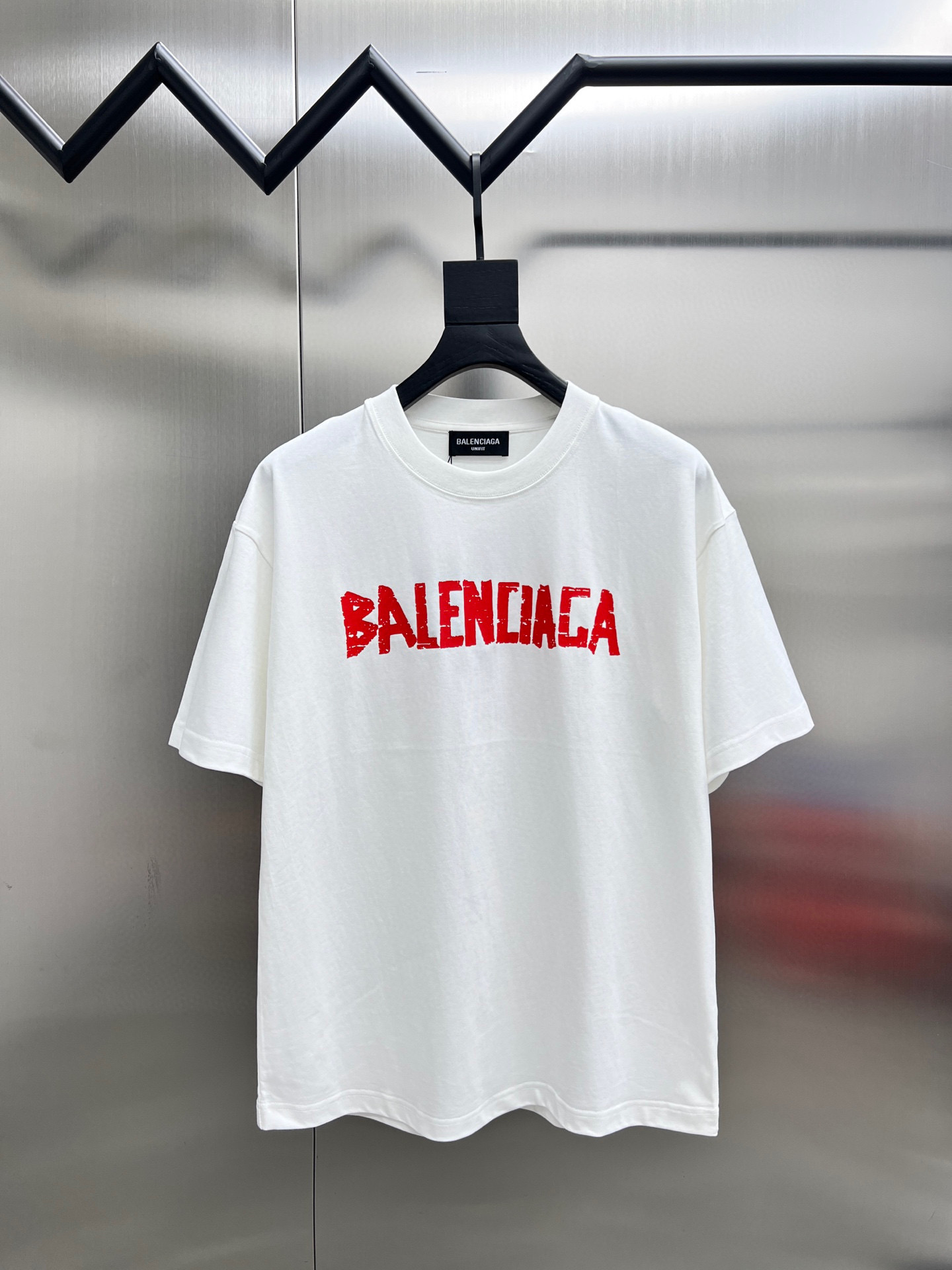 NO:497668,Balenciaga 2025 spring and summer new first-time counter latest short-sleeved round-neck T-shirt, high-end customization, avant-garde and fashionable design!  Brand logo emphasizes craftsmanship design, high-end customized fabric, soft feel, comfortable to wear, exquisite counter-level car lines, fine workmanship, and invincible and handsome upper body effect!  A must-have item for handsome men!  Color black. White. Number of code S-3XL (please report height and weight by placing an order), ,balenciaga, T-shirt,tees, t-shirt,alexander wang19860909巴黎世家 2025春夏新款首发专柜最新款短袖圆领T恤 高端订制 设计前卫时尚！品牌logo重工艺设计 高端定制面料.手感柔软.穿着舒适.专柜级别精致车线.做工精细.上身效果无敌帅气！型男必备单品！颜色黑色.白色.码数S-3XL（下单请报身高体重）,,balenciaga,T-shirt,tees，t-shirt,alexander wang,Men's clothing