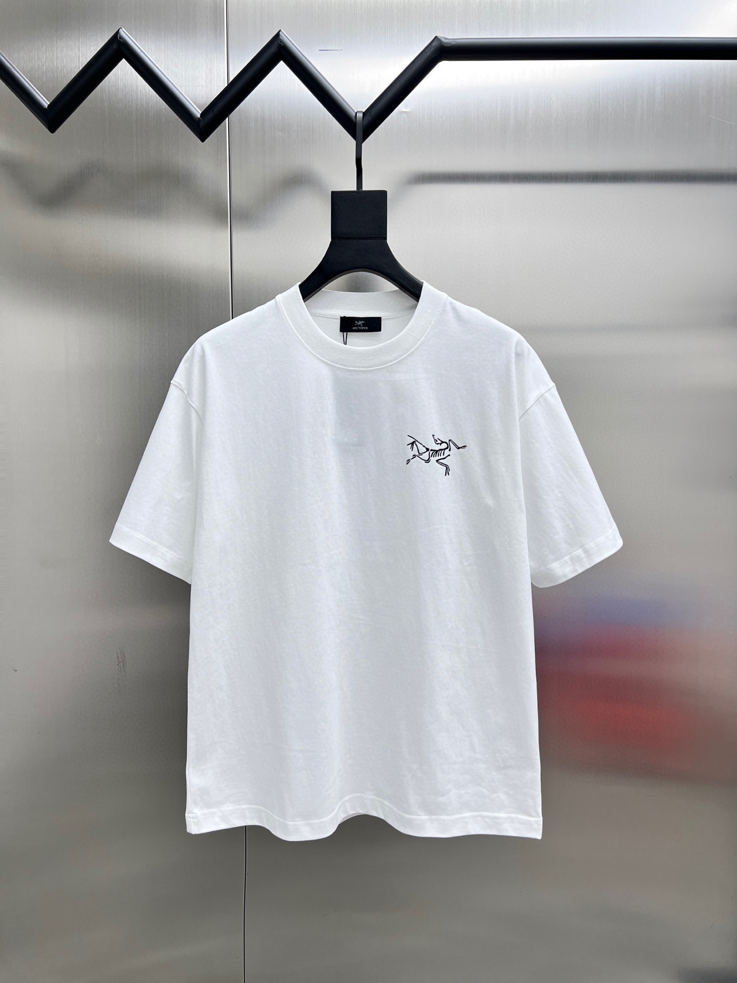 NO:497676,Archaeopteryx 2025 spring and summer new first-time counter latest short-sleeved round-neck T-shirt, high-end customization, avant-garde and fashionable design!  Brand logo emphasizes craftsmanship design, high-end customized fabric, soft feel, comfortable to wear, exquisite counter-level car lines, fine workmanship, and invincible and handsome upper body effect!  A must-have item for handsome men!  Color black. White. Number of code S-3XL (please report height and weight by placing an order), arc'teryx, T-shirt,tees, t-shirt,alexander wang19860909始祖鸟 2025春夏新款首发专柜最新款短袖圆领T恤 高端订制 设计前卫时尚！品牌logo重工艺设计 高端定制面料.手感柔软.穿着舒适.专柜级别精致车线.做工精细.上身效果无敌帅气！型男必备单品！颜色黑色.白色.码数S-3XL（下单请报身高体重）,arc'teryx,T-shirt,tees，t-shirt,alexander wang,Men's clothing