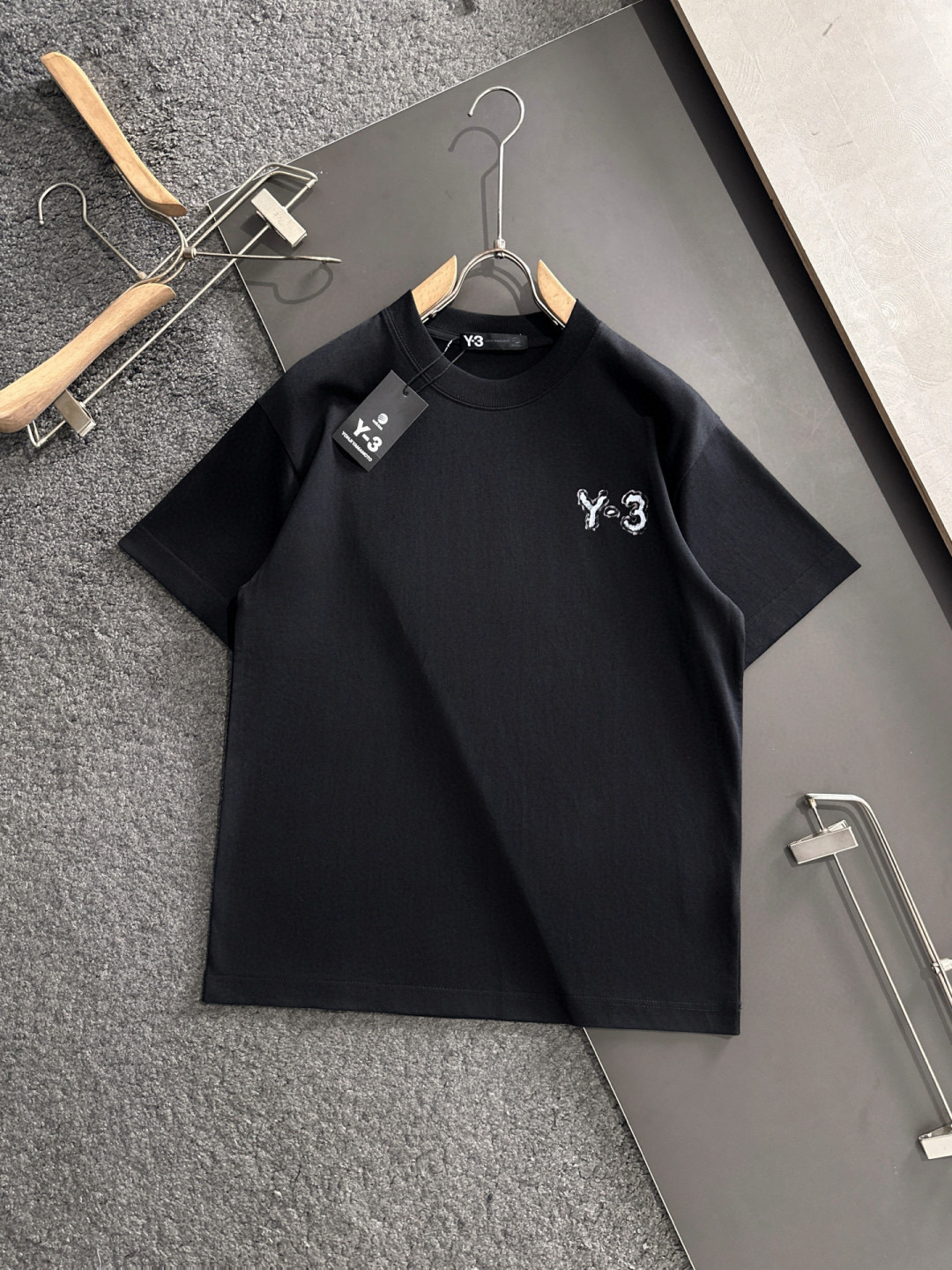 NO:494838,Y-3 2025 spring and summer new style first-time counter latest short-sleeved round-neck T-shirt, high-end customization, avant-garde and fashionable design!  Brand logo emphasizes craftsmanship design, high-end customized fabric, soft feel, comfortable to wear, exquisite counter-level car lines, fine workmanship, and invincible and handsome upper body effect!  A must-have item for handsome men!  Color black. White. Number of code S-3XL (please report height and weight by placing an order), T-shirt,tees, t-shirt,alexander wang19860909Y-3 2025春夏新款首发专柜最新款短袖圆领T恤 高端订制 设计前卫时尚！品牌logo重工艺设计 高端定制面料.手感柔软.穿着舒适.专柜级别精致车线.做工精细.上身效果无敌帅气！型男必备单品！颜色黑色.白色.码数S-3XL（下单请报身高体重）,,T-shirt,tees，t-shirt,alexander wang,Men's clothing
