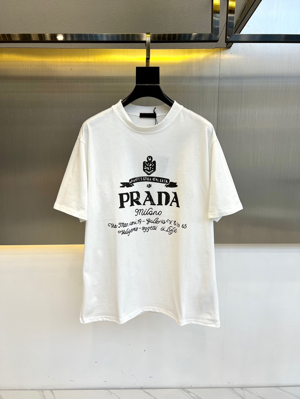NO:497670,Prada's new spring and summer new style first-time counter latest short-sleeved round-neck T-shirt, high-end customization, avant-garde and fashionable design!  Brand logo emphasizes craftsmanship design, high-end customized fabric, soft feel, comfortable to wear, exquisite counter-level car lines, fine workmanship, and invincible and handsome upper body effect!  A must-have item for handsome men!  Color black. White. Number of code S-3XL (please report height and weight by placing an order), prada, T-shirt,tees, t-shirt,alexander wang19860909普拉达 2025春夏新款首发专柜最新款短袖圆领T恤 高端订制 设计前卫时尚！品牌logo重工艺设计 高端定制面料.手感柔软.穿着舒适.专柜级别精致车线.做工精细.上身效果无敌帅气！型男必备单品！颜色黑色.白色.码数S-3XL（下单请报身高体重）,,prada,T-shirt,tees，t-shirt,alexander wang,Men's clothing