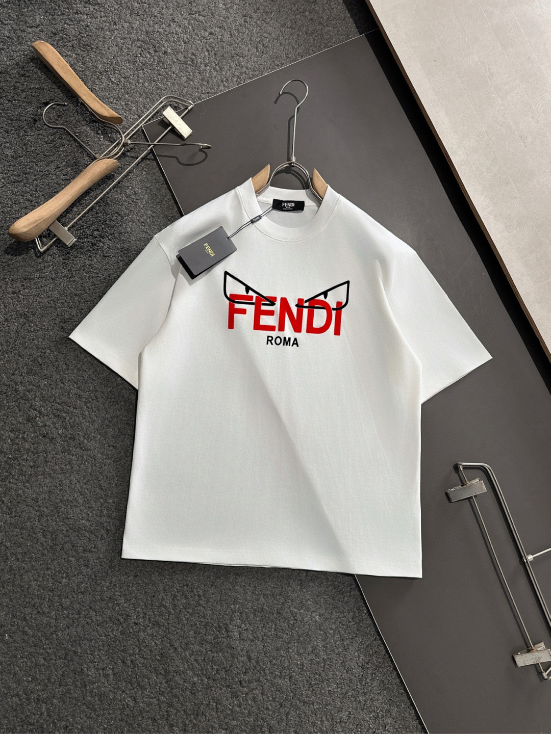 NO:494829,Fendi's new spring and summer new style first-time counter has the latest short-sleeved round-neck T-shirt with high-end customization and avant-garde and fashionable design!  Brand logo emphasizes craftsmanship design, high-end customized fabric, soft feel, comfortable to wear, exquisite counter-level car lines, fine workmanship, and invincible and handsome upper body effect!  A must-have item for handsome men!  Color black. White. Number of code S-3XL (please report height and weight by placing an order), fendi, T-shirt, tees, t-shirt, alexander wang19860909芬迪 2025春夏新款首发专柜最新款短袖圆领T恤 高端订制 设计前卫时尚！品牌logo重工艺设计 高端定制面料.手感柔软.穿着舒适.专柜级别精致车线.做工精细.上身效果无敌帅气！型男必备单品！颜色黑色.白色.码数S-3XL（下单请报身高体重）,,fendi,T-shirt,tees，t-shirt,alexander wang,Men's clothing